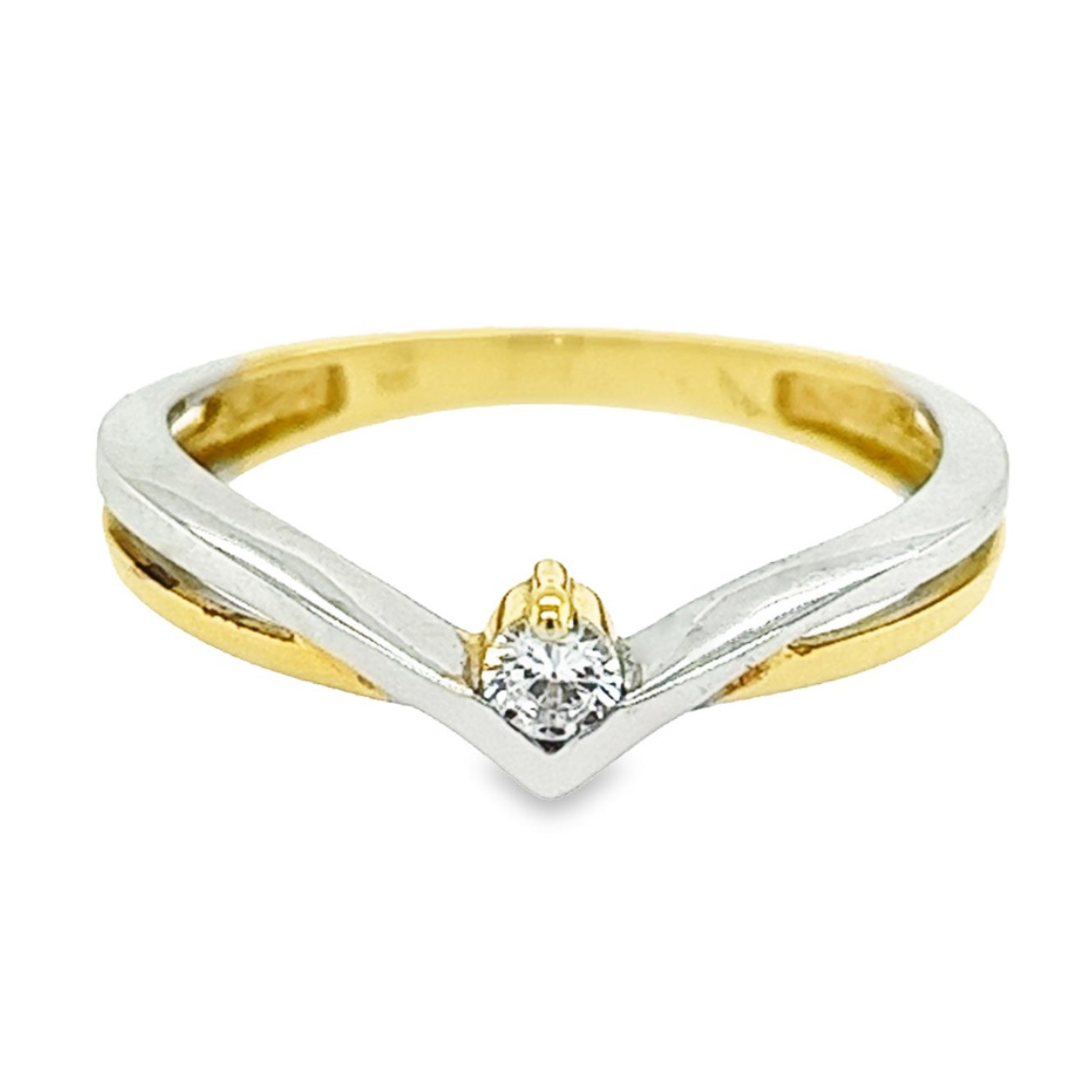 Deze bicolor gouden ring heeft een luxe en strakke uitstraling. Het steentje is een briljant geslepen zirkonia. De ring is volledig glad gepolijst.