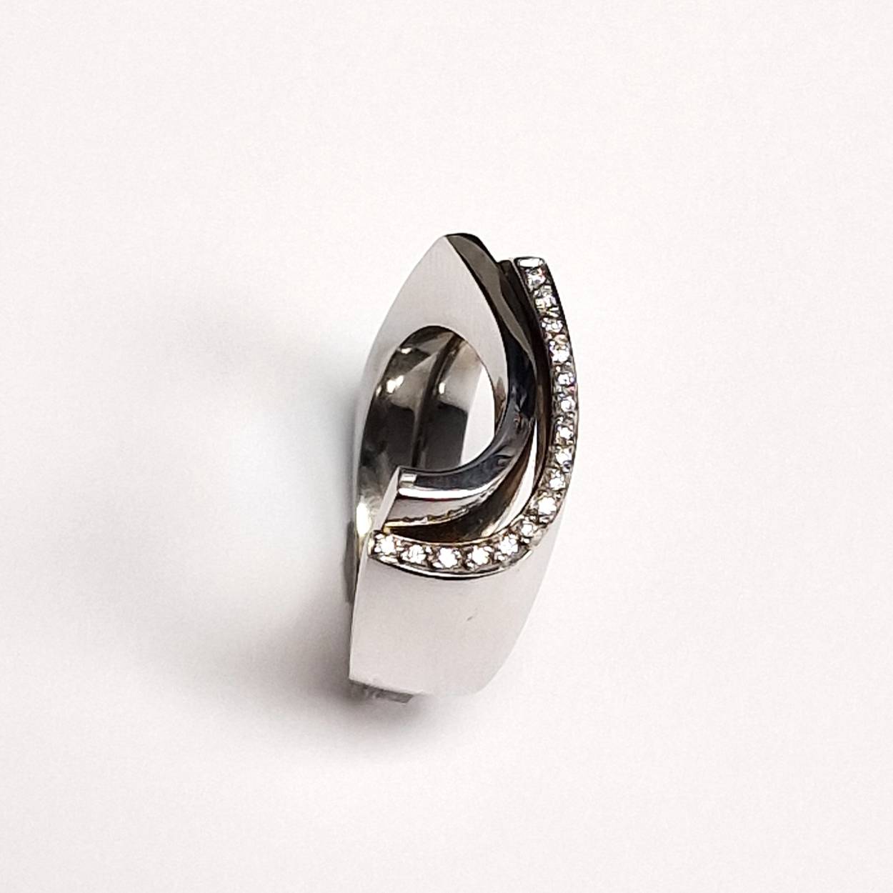 Een prachtige artistiek ring met de hand gemaakt uit wit goud met 16 briljant geslepen diamanten