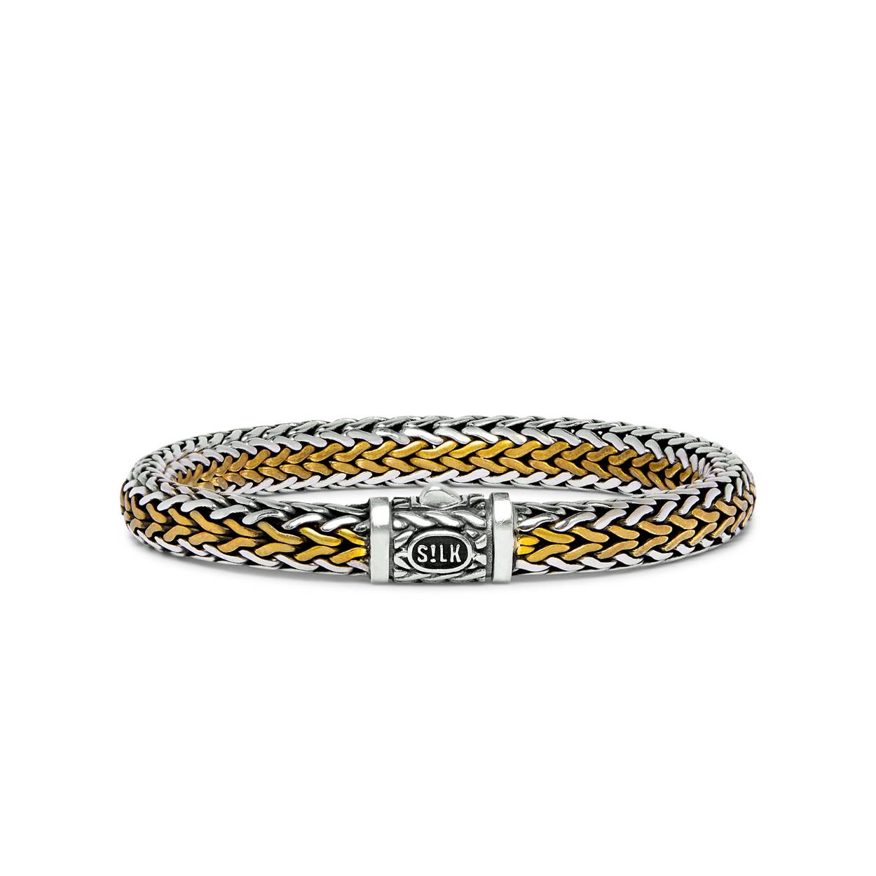 Met de RAW Editions sieraden heeft SILK een nonchalante look weten te creëren door het gebruik van nieuwe materialen in de handgemaakte sterling zilver collectie. Elk SILK-sieraad doorloopt een uitgebreid vakmanschapsproces, resulterend in unieke massieve sterling zilveren ontwerpen voor rauwe mannen en vrouwen. Met de RAW editions introduceert SILK een aantal sterling zilveren armbanden gecombineerd met messing en zwart oxide, waarvoor speciale borsteltechnieken gebruikt werden voor een ‘worn style’ uiterlijk. De RAW editions ontwerpen zijn handgemaakt van pure metalen, messing en sterling 925 zilver. 



Deze 282 RAW edition bi-color armband bevat naast 925 sterling zilver ook het niet edele metaal; messing. Deze armband heeft daardoor een tweekleurig uiterlijk. De bi-color armbanden geven door de messing kleur een gevoel van luxe en een soort ruwheid te gelijk.