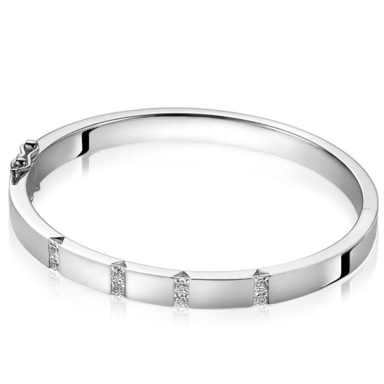 ZINZI zilveren strakke bangle armband van 6mm breed met exclusieve scharniersluiting, exclusief ontworpen door mode-ontwerper Mart Visser. Eenvoud in al haar schoonheid. Bij deze armband zijn vier zettingen bezet met princess geslepen witte zirconia's. De armband draagt herkenbaar de signatuur van Mart Visser. Vervaardigd van eerste gehalte zilver (925) en met extra rodiumlaag voor een langdurige glans.