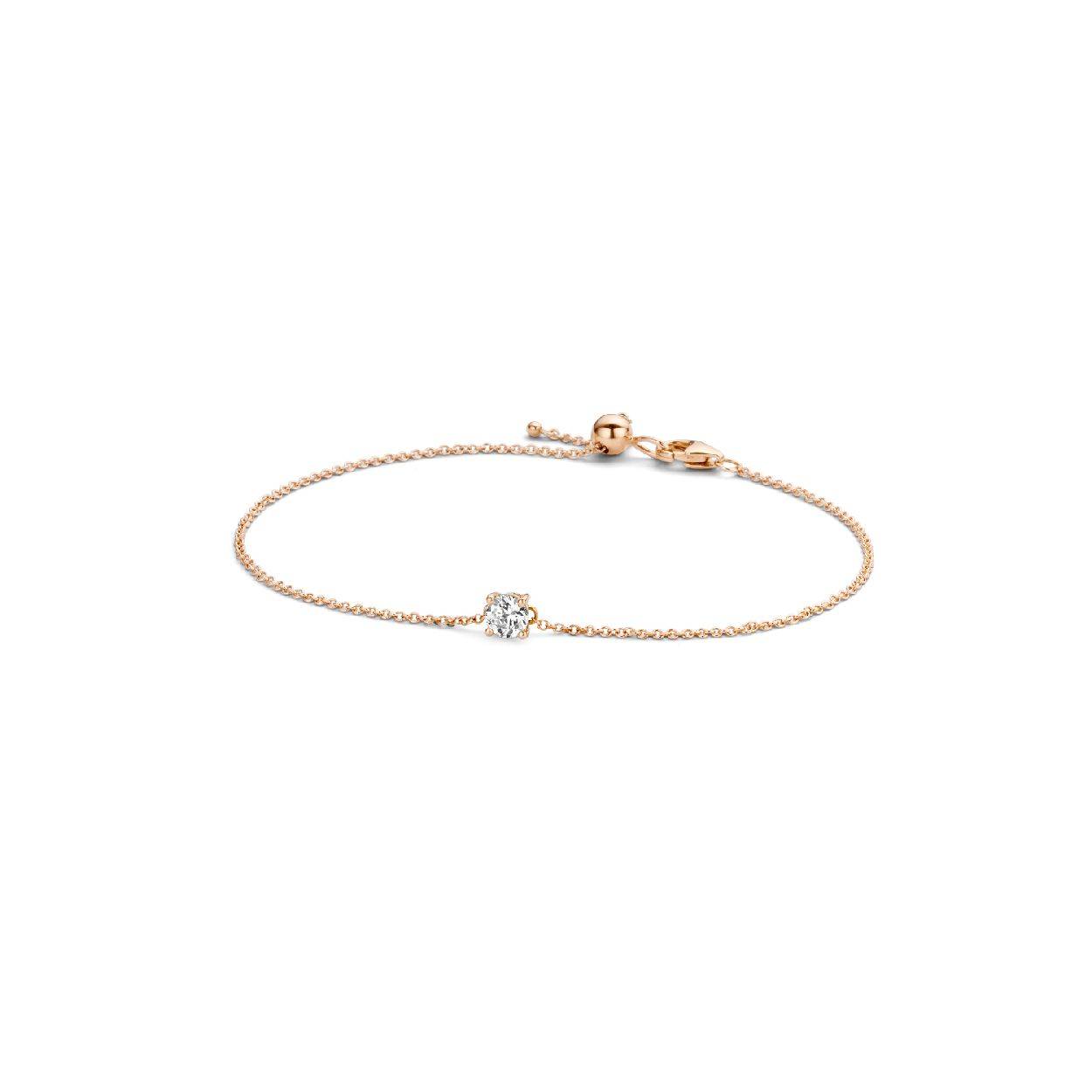Een verfijnd armbandje met schakels van 1 millimeter in 14-karaats rosé goud die een schitterende Zirkonia steen van 4 millimeter in een rosé gouden chaton zetting draagt. De maximale lengte is 18 centimeter die je op een speelse manier tot elke lengte kunt verstellen dankzij de elegante bolsluiting. Aan het eind van het armbandje hangt een charmant muntje met daarin het Blush logo.

Product ID: 2166RZI
Type goud: 14k Rosé goud
Diameter: ⌀ 1 mm
Steen grootte: ⌀ 4 mm
Type steen: Zirkonia
Zetting: Chaton-zetting
Type sluiting: Karabijnsluiting
Type schakel: Rolo schakel
Lengte: 17.5 cm