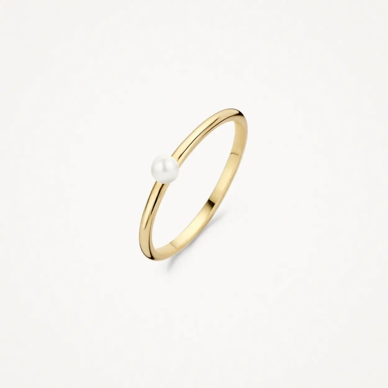 Een prachtige zoetwaterparel siert deze elegante ring van 14k geelgoud. De band is 1,4 mm breed en de parel een doorsnede van 3,5 mm. Mooi om op zichzelf te dragen of om te combineren met andere sieraden uit onze collectie. 