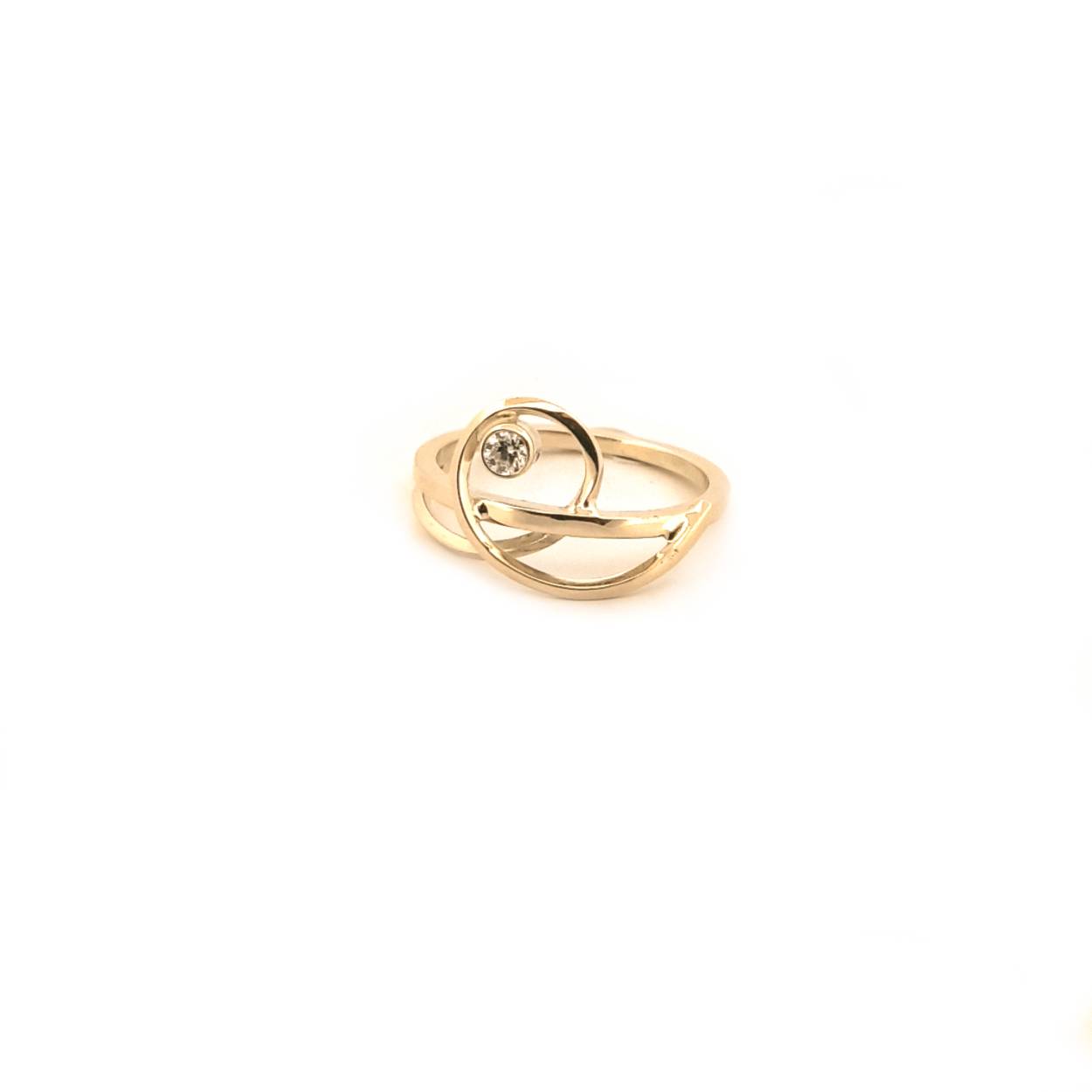 Sierlijke verfijnde draden laten deze ontwerpen voor zichzelf spreken. Met een letterlijke twist zijn deze sieraden goed draagbaar en makkelijk te combineren. Een energieke wikkel van sierlijkheid die jou laat stralen. Elk sieraad wordt met de hand gemaakt in ons eigen atelier en ontstaat spontaan op gevoel. Jouw Twist is dus altijd uniek.

Maak een afspraak en kom deze ring passen! Of bestel haar gelijk, dan sturen we deze mooi verpakt naar je toe.