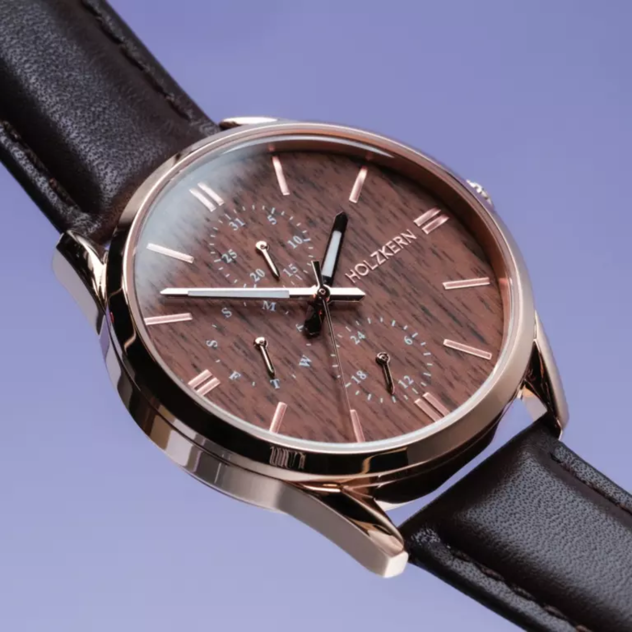 Zink weg in warm walnotenhout en laat fijn leer je pols strelen. Onze Gifted met zijn klassieke elegantie is de perfecte metgezel voor elke dag en geeft je stijl een vleugje natuurlijke verfijning.