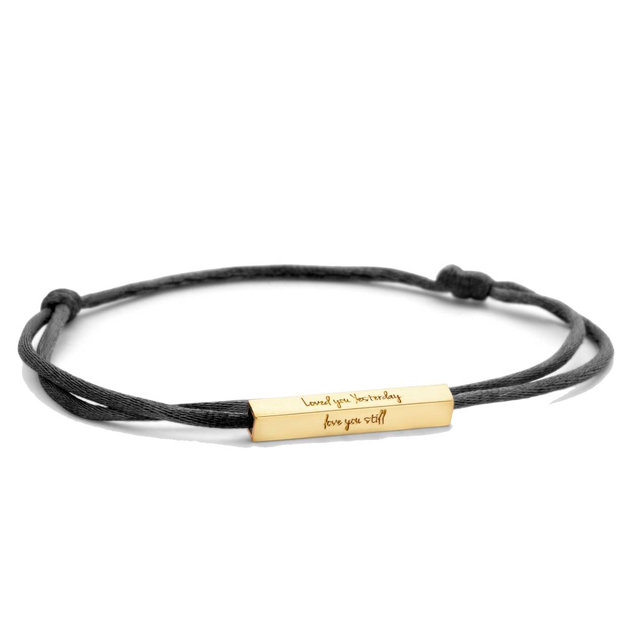 Personaliseer deze prachtige armband met jouw eigen persoonlijke tekst. Leg een bijzonder moment, datum of 'Loved One' voor altijd vast in 14 krt. goud. Deze armband is aan vier zijdes verschillend te graveren. 
(Er is zelfs ruimte voor meer dan 20 letters per zijde) Het satijn koord is aan te passen aan de gewenste lengte en kleur.