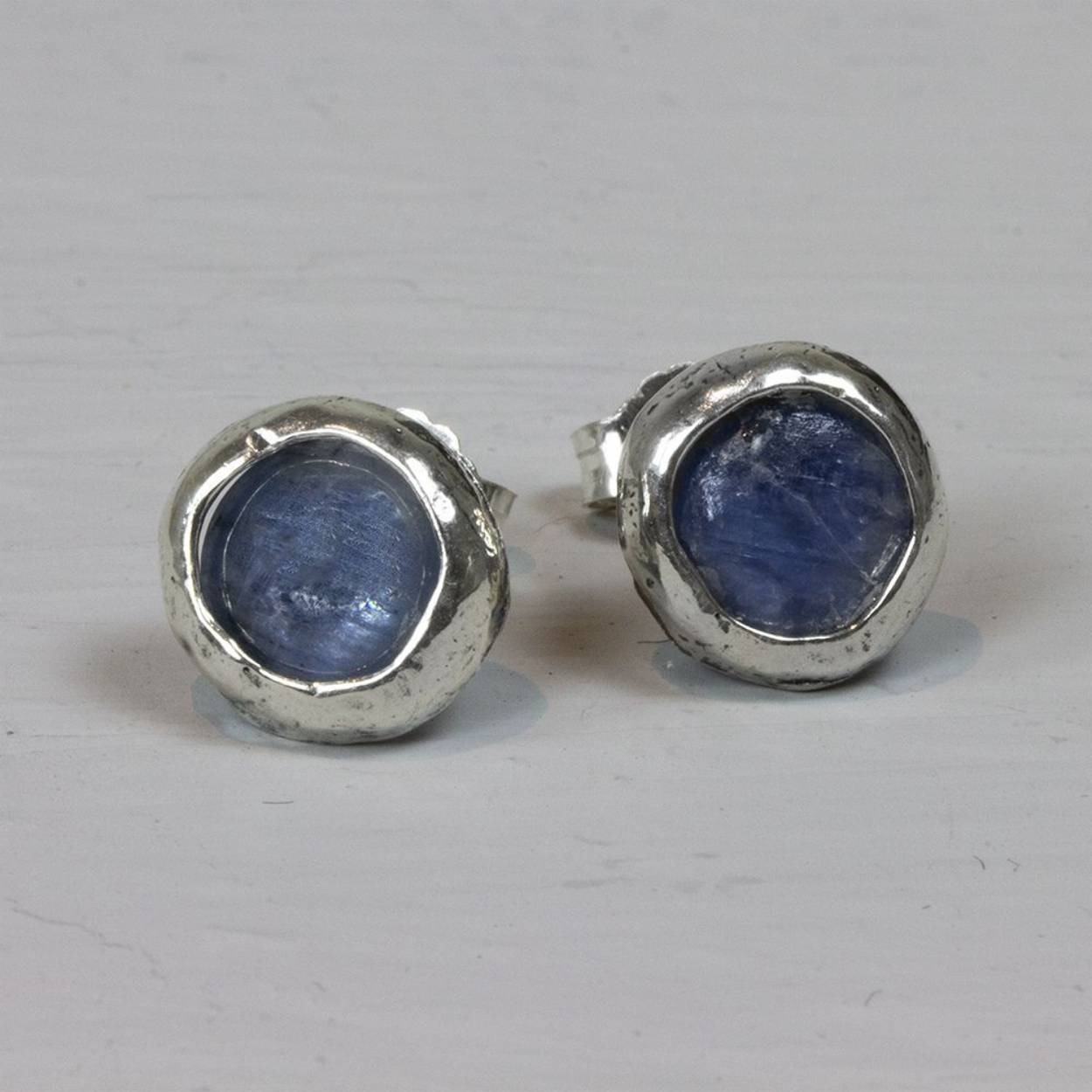 Oorknop gemaakt van 925 sterling oxy shiny zilver, oxy shiny is zilver wat geoxideerd is en daana weer gepolijst Hierdoor blijft het zilver kleurvast. In de de oorbel zit de edelsteen: Kyaniet. 