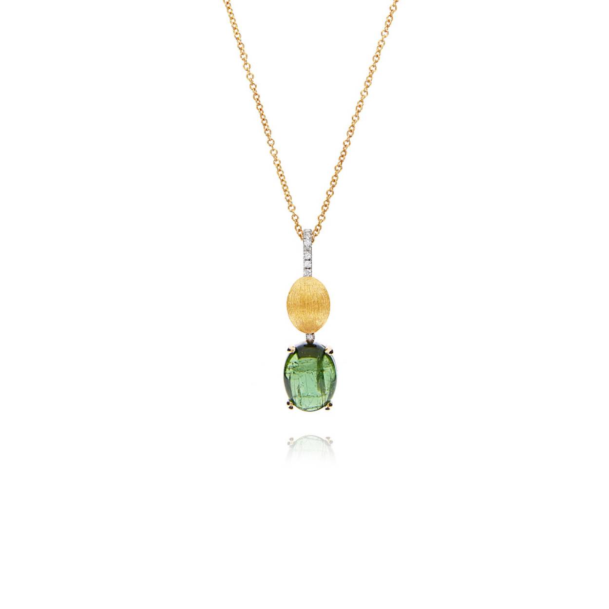 Verfijnde hanger van 18-karaats goud en diamanten, bekroond door een elegante groene toermalijn. De verfijnde goudgravure speelt met het licht, reflecteert het suggestief en omarmt deze bijzondere steen als een schelp, waarmee de ontmoeting tussen natuur en vakmanschap wordt bezegeld.

Geel goud collier 750 met diamant 0.04 ct met groene toermalijn. Lengte 42,5cm
