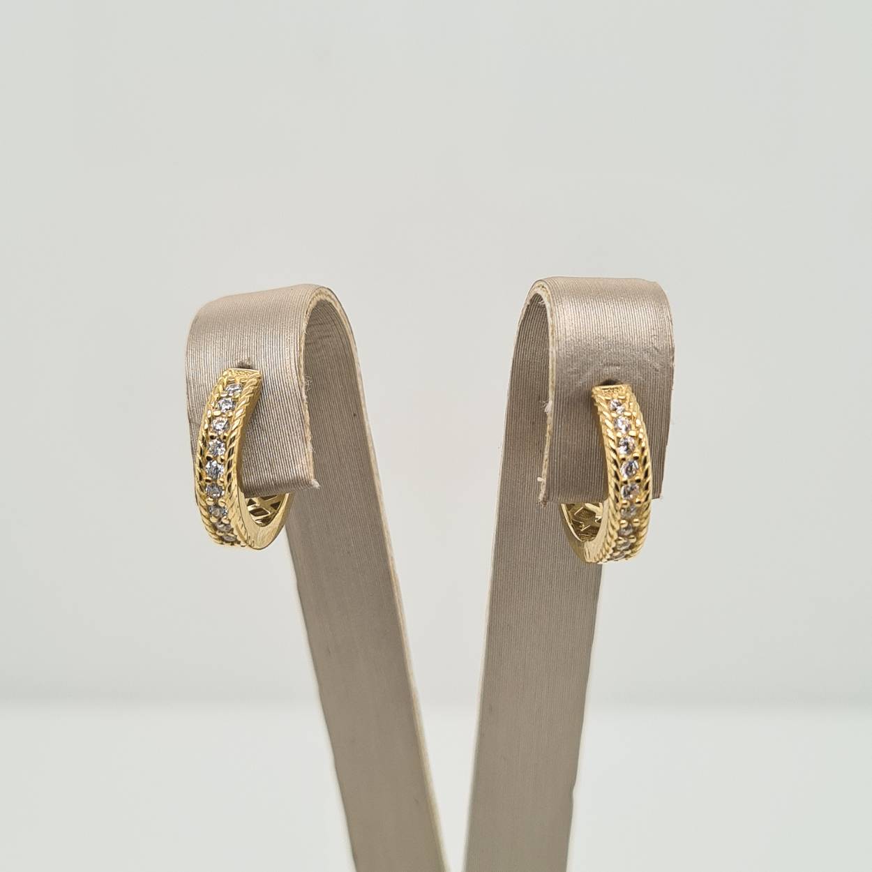 14k Geelgouden klapoorringen uitgevoerd met zirkonia. De klapoorringen hebben een afmeting van 13x3mm.