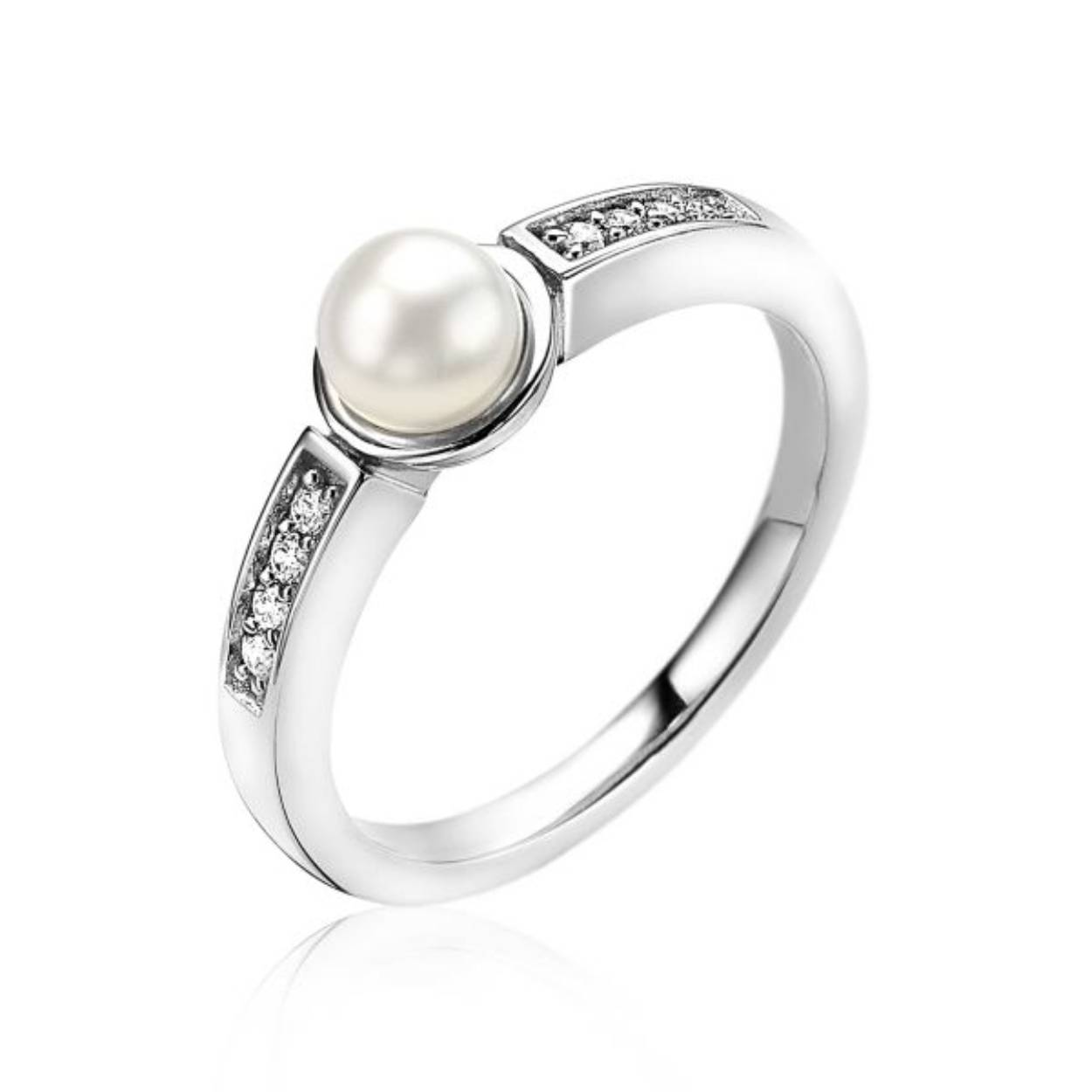 ZINZI zilveren ring, bezet met een ronde witte parel (6mm). Aan beide zijden van de parel is de ring bezet met vier witte zirconia's. Vervaardigd van eerste gehalte zilver (925) en met extra rodiumlaag voor een langdurige glans.
