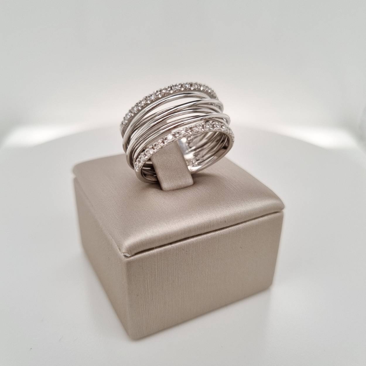 Prachtige 18krt witgouden ring met diamant, 0.39 crt VSI/TW.

De maat van de ring is 56 (17 3/4). 
Heeft u een andere maat? Neem dan gerust contact met ons op.
