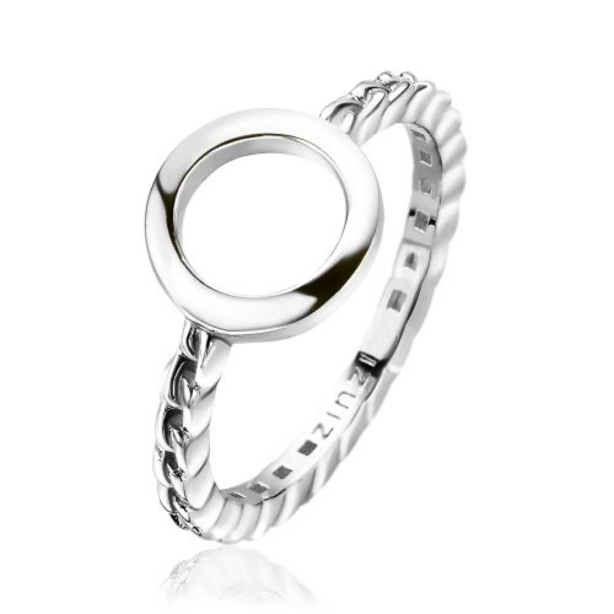 ZINZI zilveren ring met een opvallend glad open rondje en een gourmet schakel op de scheen. De ring is vervaardigd van eerste gehalte zilver (925) en voorzien van een extra rodiumlaag voor een langdurige glans.