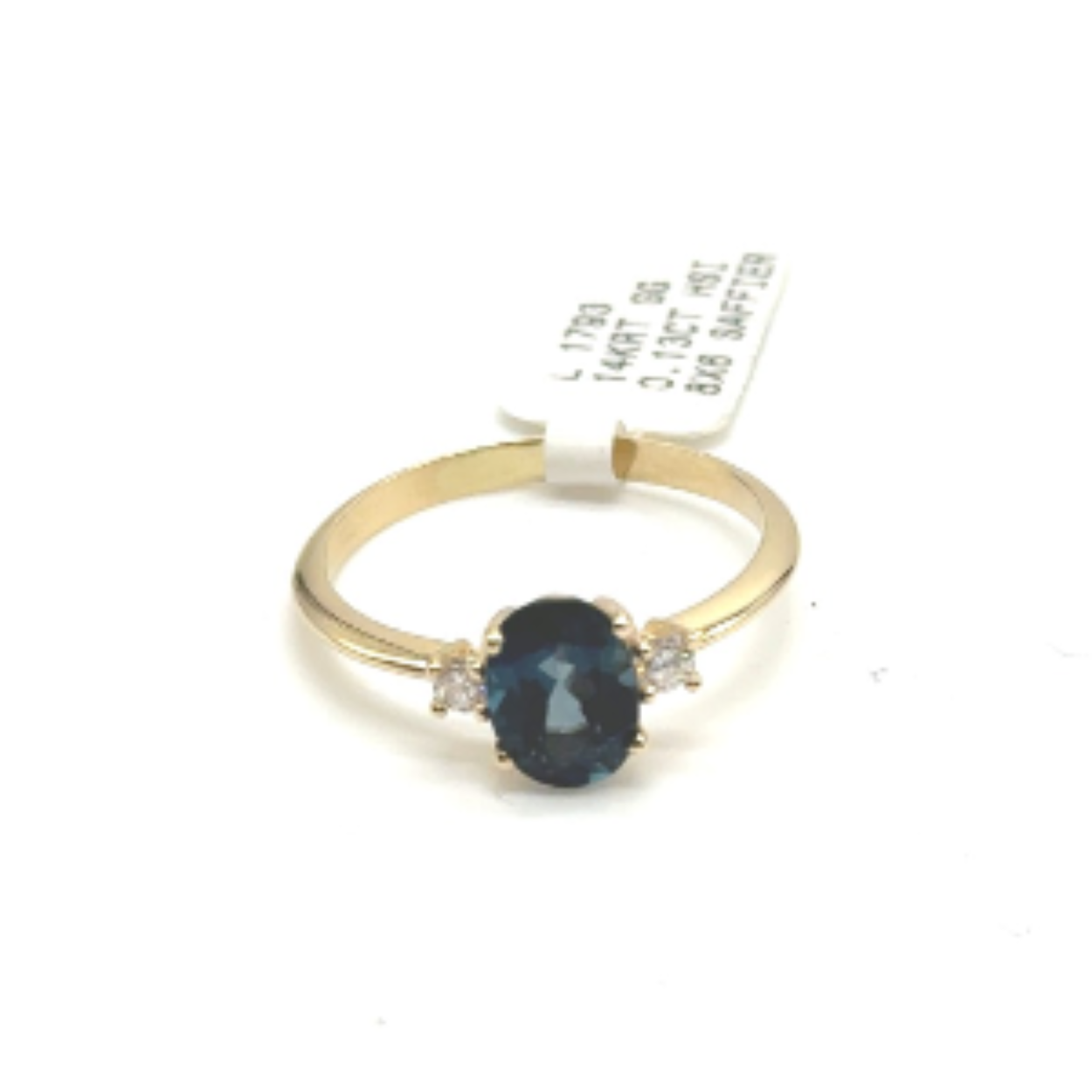 Laat u betoveren door de klassieke schoonheid van deze 14 karaat geelgouden ring, een toonbeeld van tijdloze elegantie. Het warme goud vormt het decor voor de centraal geplaatste, blauwe saffier in een elegante ovale slijpvorm.

De saffier wordt geaccentueerd door de schittering van diamanten die de zijkanten sieren. Met een totaal diamantgewicht van 0.13 karaat voegt dit sieraad een subtiele, luxueuze glans toe bij elke beweging.

Specificaties:
 - Materiaal: 14 Karaat Geelgoud
 - Hoofdsteen: Ovale Saffier (8x6 mm)
 - Zijstenen: Diamant
 - Totaal diamantgewicht: 0.13 ct
 - Kwaliteit diamant: HSI