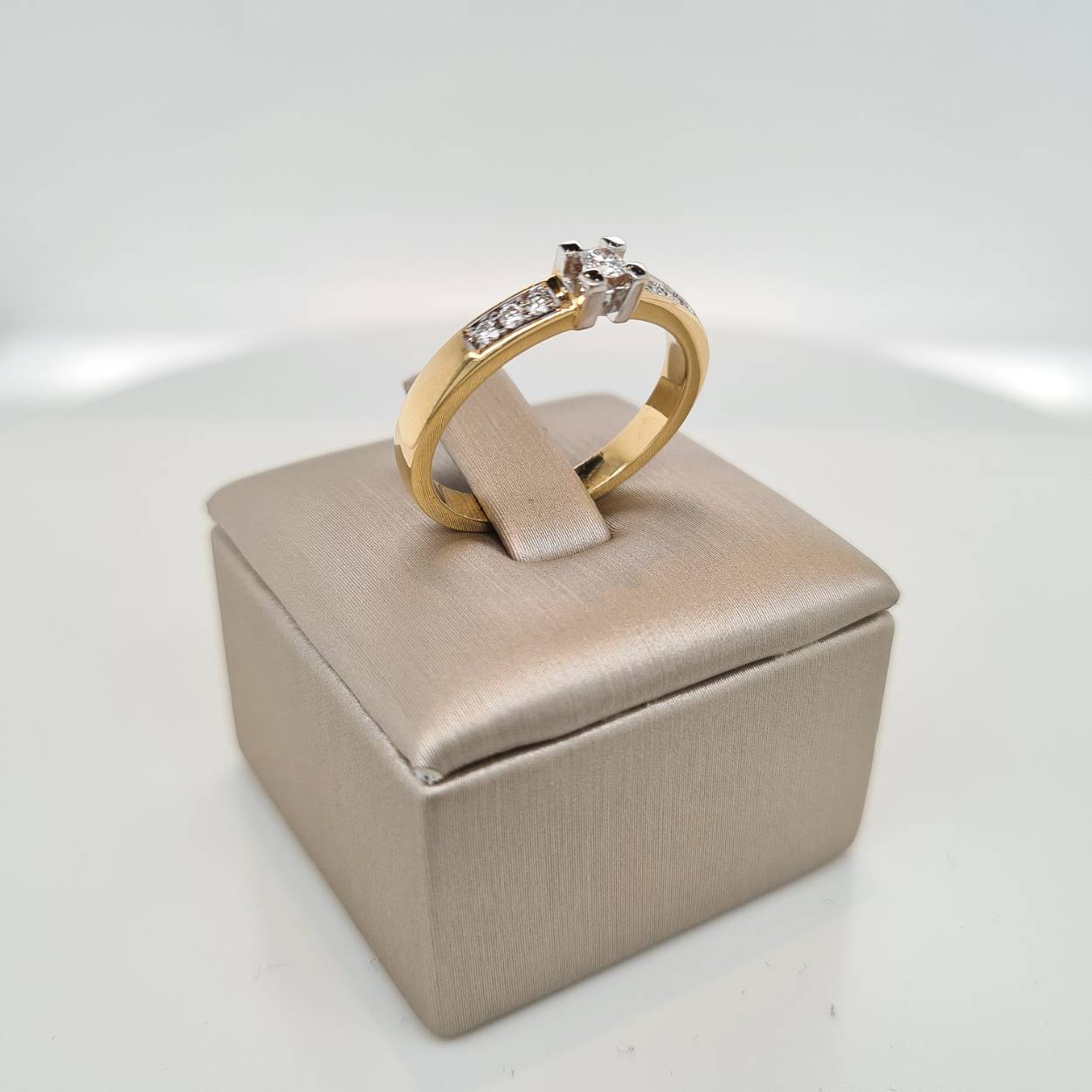 Prachtige 14krt gouden solitair ring met zijstenen 1-0,07/6-0,09crt SI/H.

De maat van de ring is 56 (17 3/4). Heeft u een andere maat, neem dan gerust contact met ons op.

