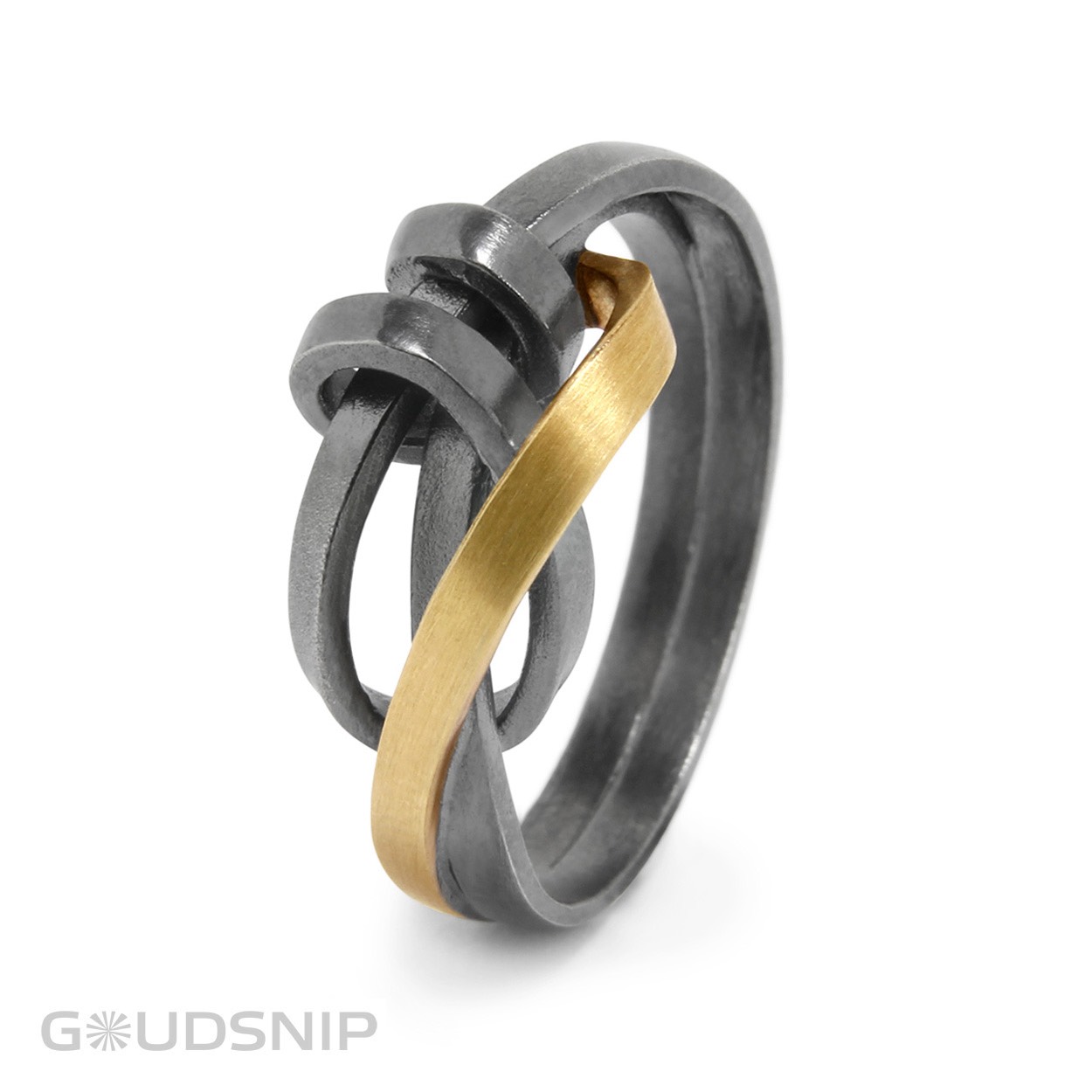 Handmade geoxideerd zilveren met gouden ring. Handgemaakt in ons atelier. Deze ring is ook in andere varianten verkrijgbaar, zoals u op onze site kunt zien.