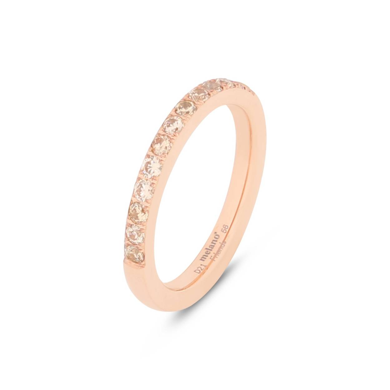 De Melano Friends Saddy ring is een prachtige sprankelende ring die zowel los te dragen is, maar ook geweldig staat als aanschuifring bij alle andere Melano ringen. De ring is een bredere variant van onze bekende Sadé CZ ring en is er in drie verschillende subtiele tinten zirkonia. De Saddy ring is 2,5 mm breed en is verkrijgbaar in een zilver-, rose goud- of goudkleurige plating.