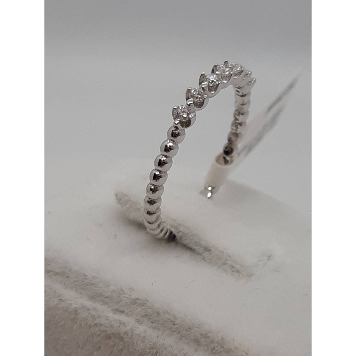Deze prachtige diamanten ring, modelnummer BREA-0002780, is vervaardigd van 14 karaat witgoud en straalt verfijning uit. Met 7 briljant geslepen diamanten van 0.17 karaat in kleur F en zuiverheid SI1, voegt het een subtiele schittering toe aan elke outfit. Ideaal te dragen bij speciale gelegenheden of om dagelijkse elegantie toe te voegen. Perfecte maat: 54.