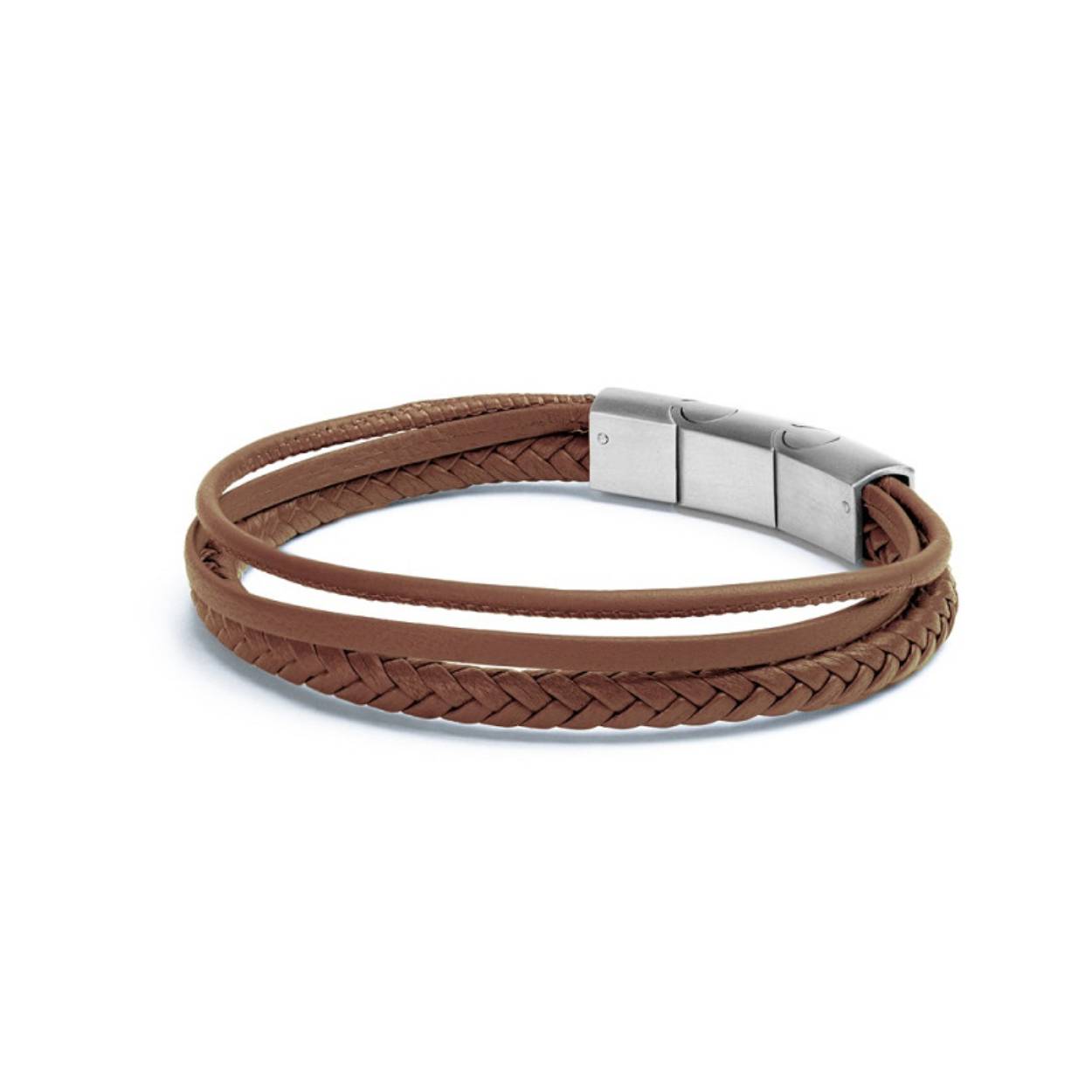 De Arte light brown armband is volledig gemaakt van hoogwaardig Italiaans nappaleer en gepolijste zilveren roestvrijstalen elementen. Het Italiaanse leer is ongelooflijk soepel en zacht op je huid. Hij is afgewerkt met een roestvrijstalen sluiting en is verkrijgbaar in de maten XXS t/m XXL