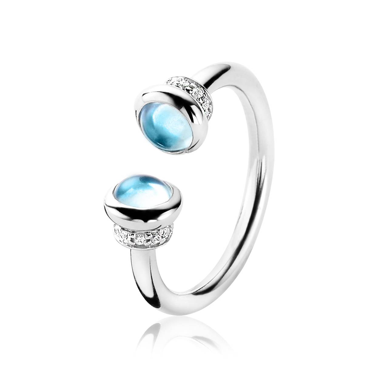 ZINZI zilveren ring, waarbij in het midden een opening is gecreeërd. Aan beide uiteinden zijn twee ronde turquoise kleurstenen gezet, omringd door witte zirconia's. De ring is vervaardigd van eerste gehalte zilver (925) en met extra rodiumlaag voor mooie glans.
