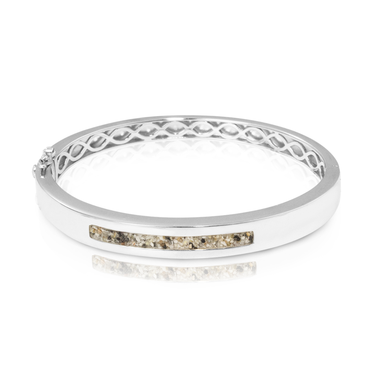 See You zilveren bangle armband 60mm. Deze armband word als memorial sieraad gedragen. Zilveren as-armband. In het midden van de as-armband bevindt zich een brede streep waarin de het as/haar/melktandjes verwerkt wordt. Dit sieraad wordt zichtbaar aan de voorkant gevuld met as en wordt vermengd met onze speciale hars. U kunt dit helaas niet zelf vullen. Wel kunt u een afspraak maken zodat u erbij bent als wij uw sieraad vullen.