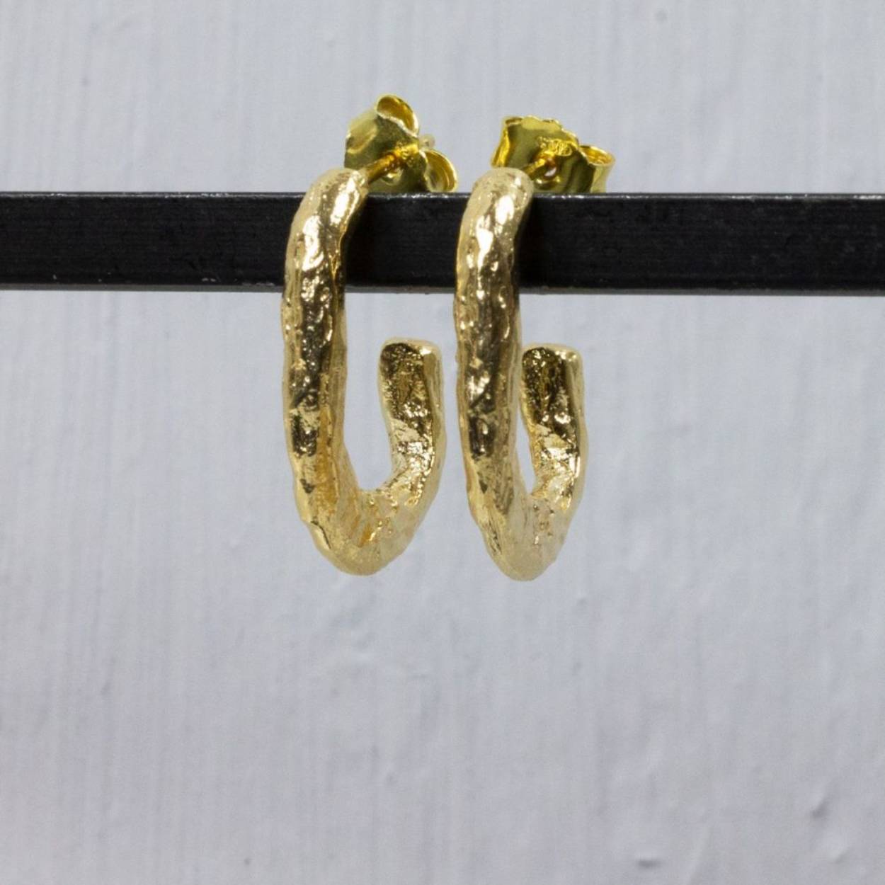Deze Jéh Jewels oorstekers zijn gemaakt van 925 sterling zilver en zilver verguld in de vorm van een grote organische lus.