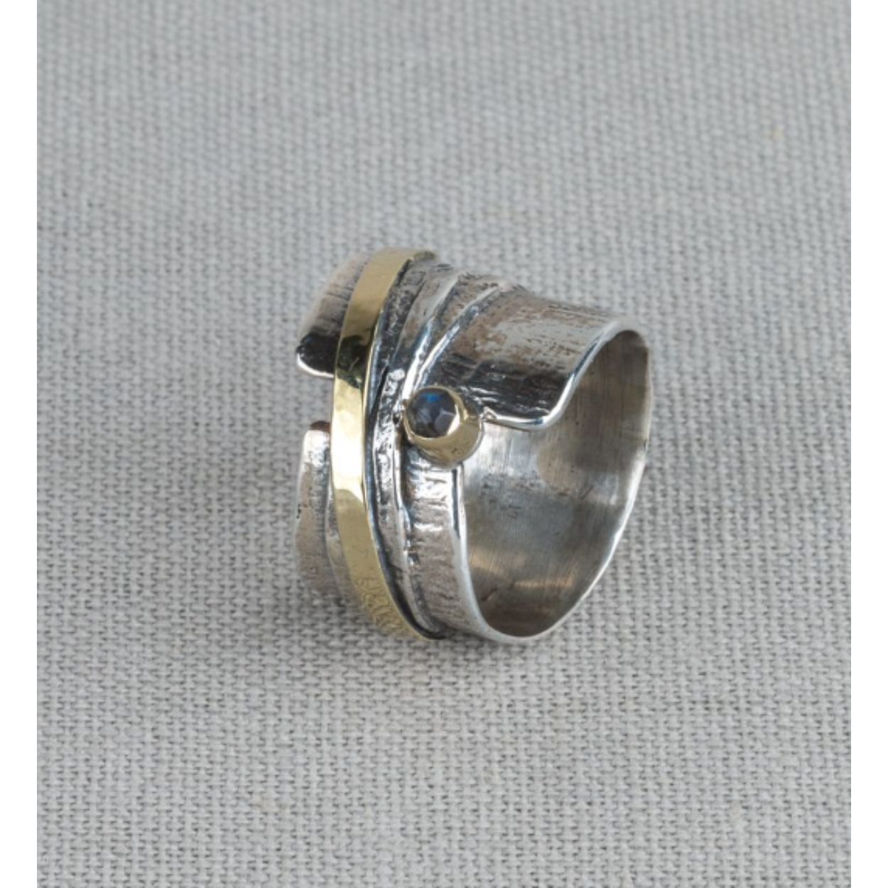 Ring gemaakt van 925 geoxideerd sterling zilver in combinatie met 9 karaat en de edelsteen Labradoriet. Labradoriet is een magische, beschermende en spirituele steen. Combineer met andere sieraden met deze edelsteen.