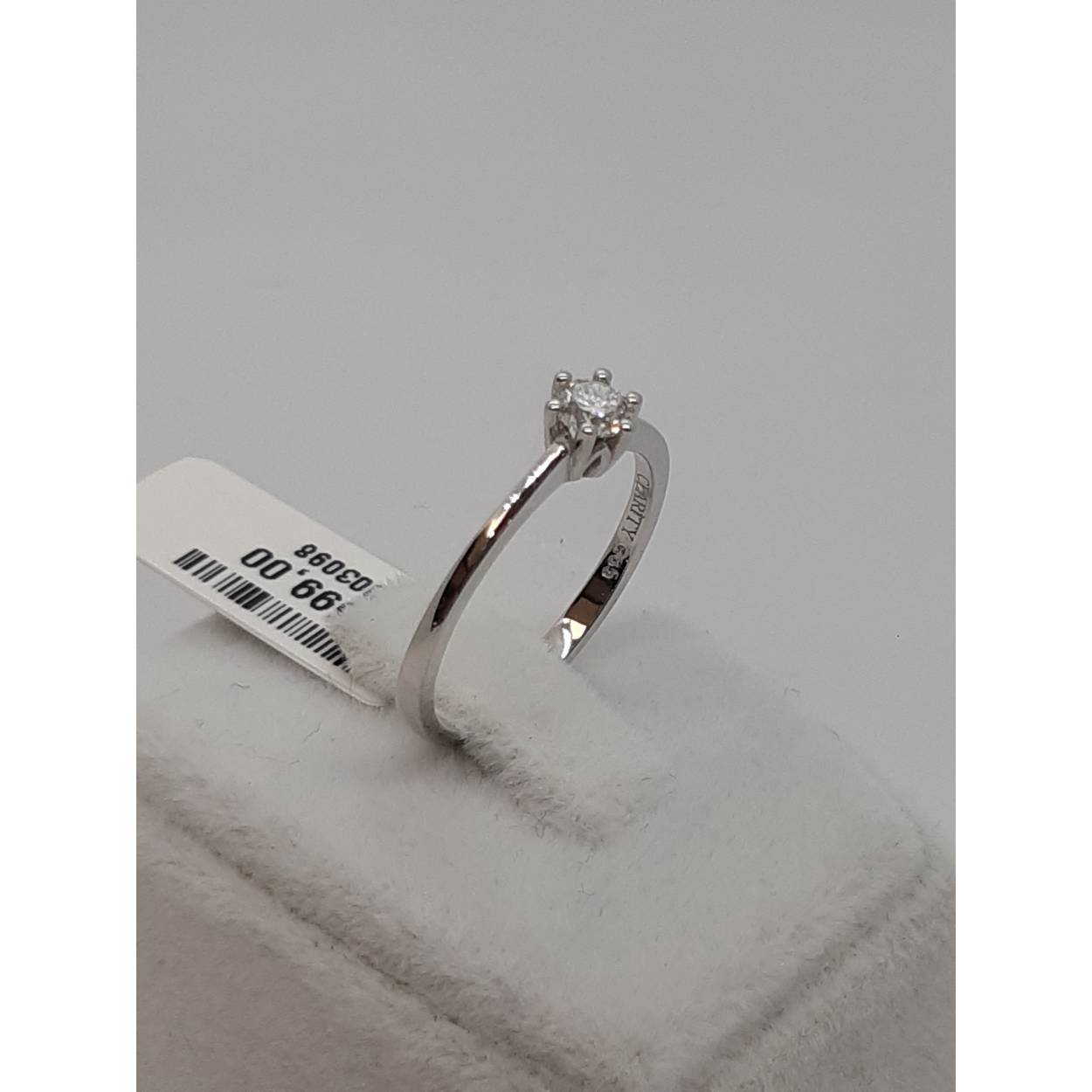 De Diamanten Verlovingsring modelnummer BREA-0002714 is een elegante gouden ring met een schitterende ronde diamant van 0,24 karaat in F-kleur en SI1-zuiverheid. Deze ring van 14-karaats witgoud heeft een glanzende afwerking en maat 54. Draag het als symbool van toegewijde liefde en laat het stralen bij elke gelegenheid.