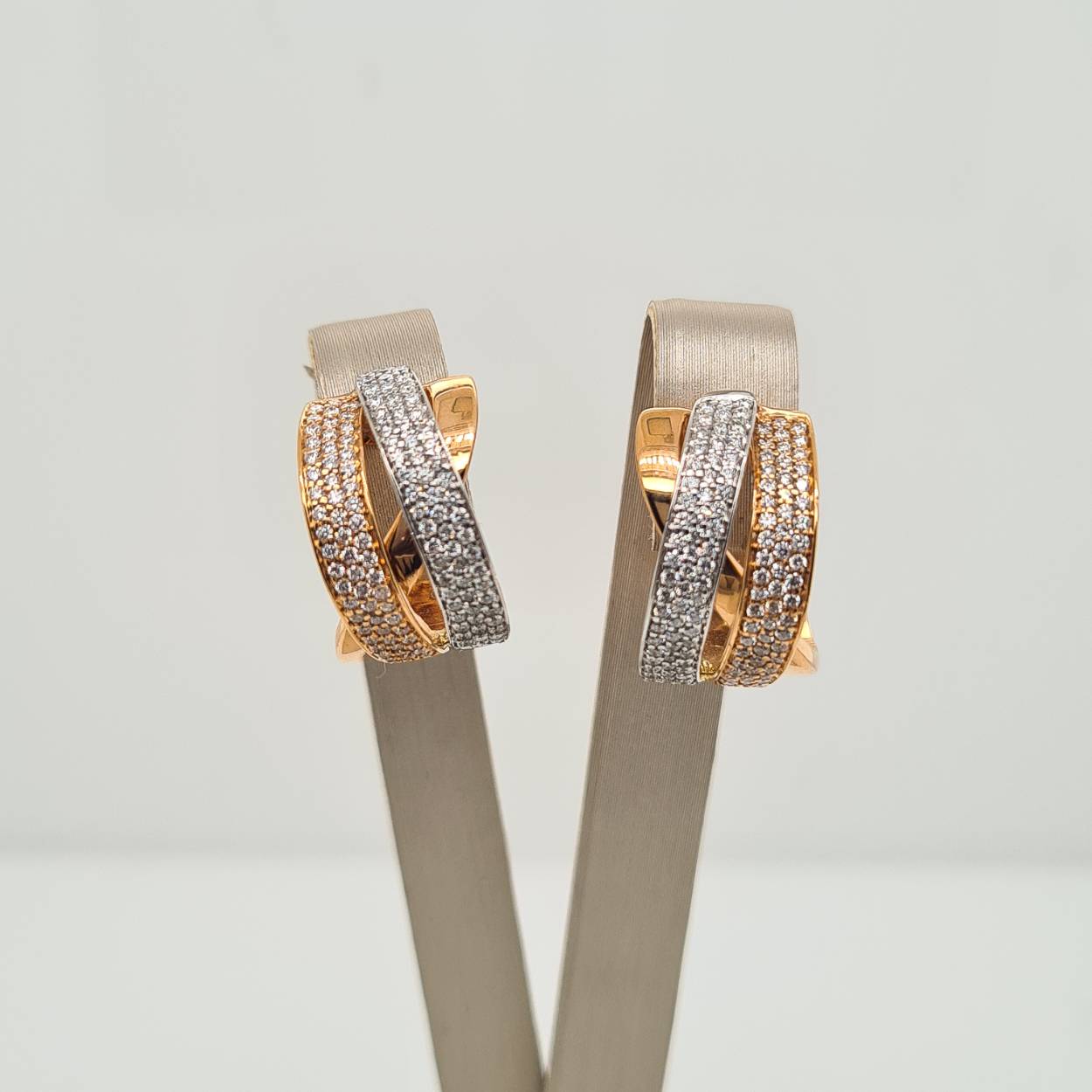 Prachtige 14 karaat rosé- en witgouden oorbellen met diamant, 0.88crt.