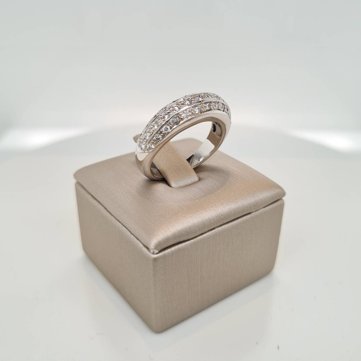 Prachtige 14krt witgouden ring met diamant 0,59crt H VSI. De maat van de ring is 53 (17). Heeft u een andere maat neem dan gerust contact met ons op.