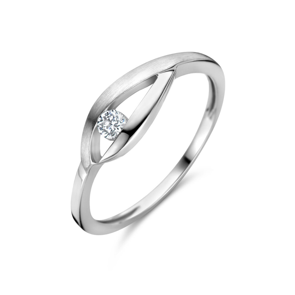 Gerhodineerd 925 zilveren ring uitgevoerd met zirkonia. De ring heeft een breedte van 5.5mm.