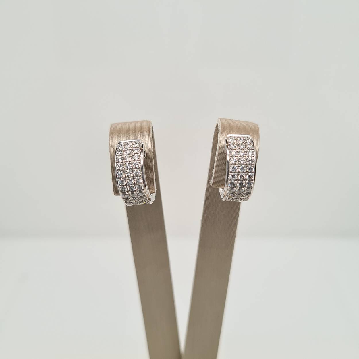 Prachtige 14 karaat witgouden oorsieraden met diamant, 0.48crt. 
