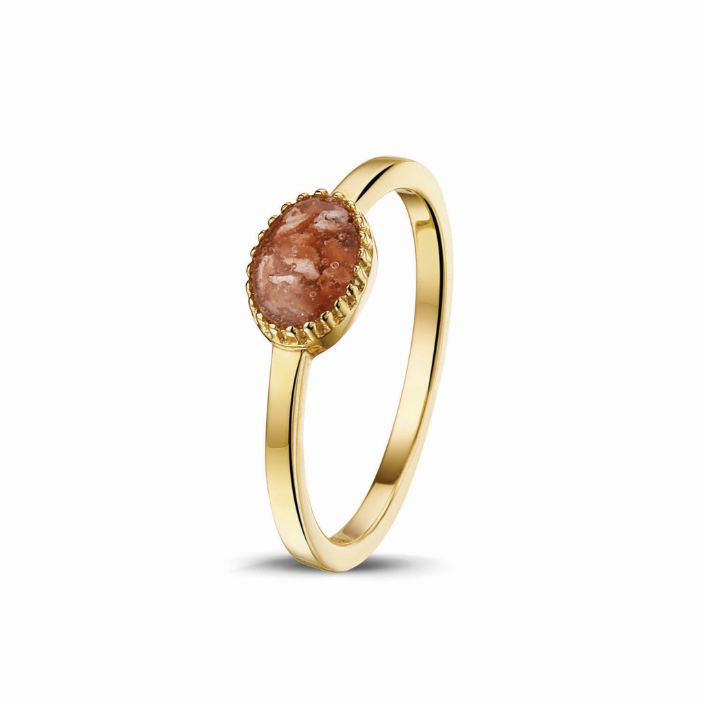 Geelgouden ring. De ring wordt zichtbaar aan de bovenkant gevuld met as die wordt vermengd met onze speciale hars in de gewenste kleur. 
Breedte: 1,5 mm. Kop van de ring: breedte 8 mm, lengte 6 mm.

Zie ook onze informatie onder het kopje "sieraden" en dan doorklikken naar "gedenksieraden".