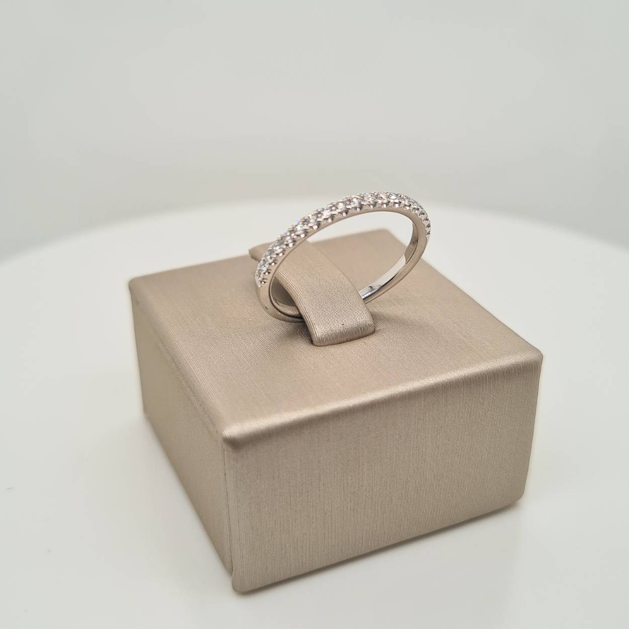 Prachtige 14krt witgouden ring met diamanten 19-0,21crt G SI.

Deze ring is maat 52 (16,5), heeft u interesse in een andere maat? Neem dan contact met ons op.