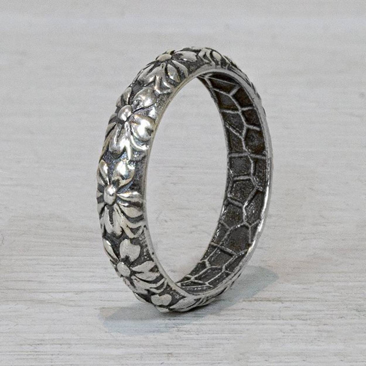 Jéh Jewels gemaakt van geoxideerd zilver. Deze ring is de kleine variant van 'Big Flower Power'. Hij is wat subtieler en wellicht makkelijker te combineren. Maar de bloemen op de ring geven 'm de Flower Power die hij nodig heeft.