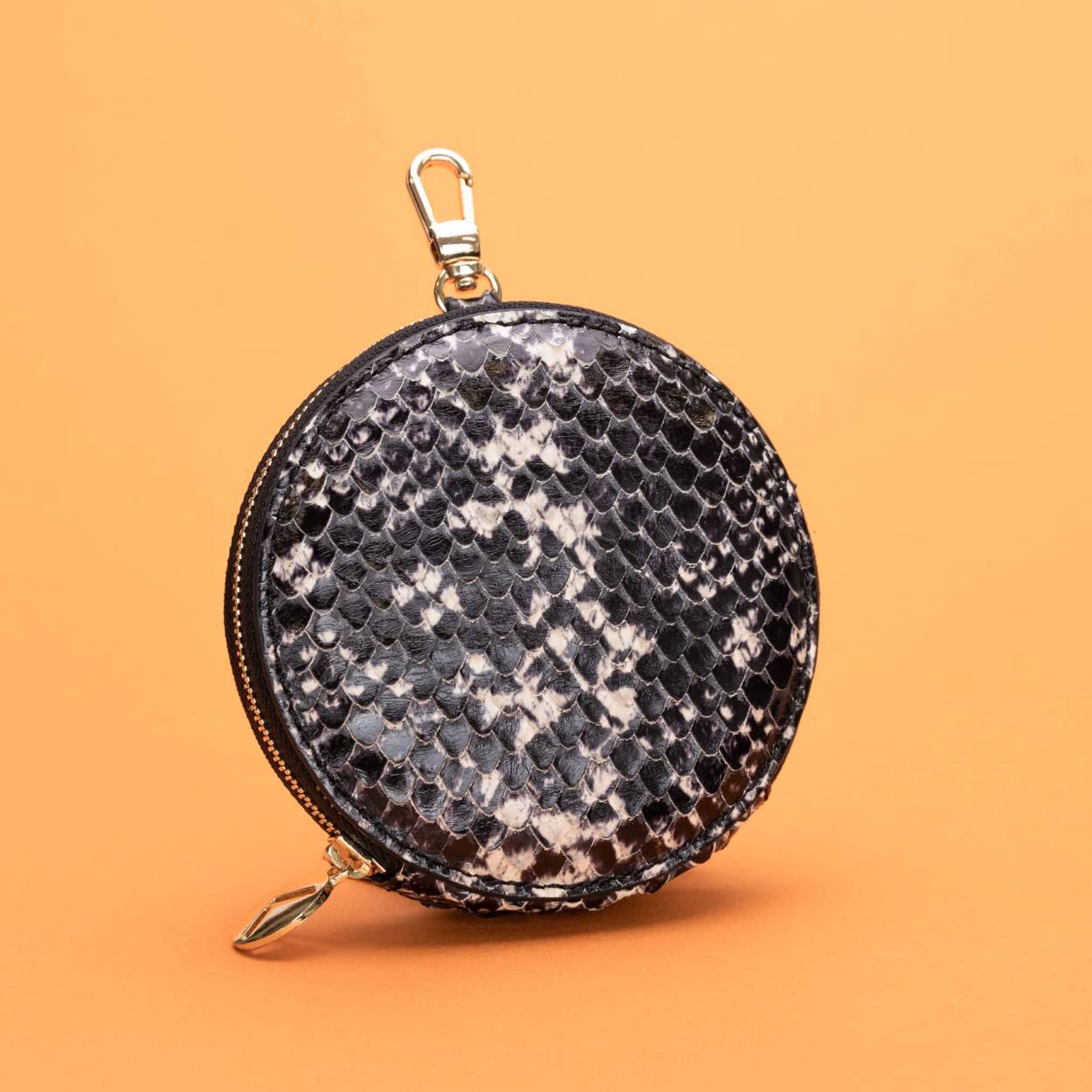 Deze verfijnde Wallet is prachtig afgewerkt met goudkleurige accenten en is ook nog eens verkrijgbaar in een groot aantal heerlijke kleuren. Zeker weten dat de jouwe ertussen zit! Met deze basic heb jij je sleutels, je pasjes en je lipgloss voortaan altijd bij de hand.
Klik de Wallet de Rond vast aan je phonecord of combineer hem met een van onze andere accessoires.
