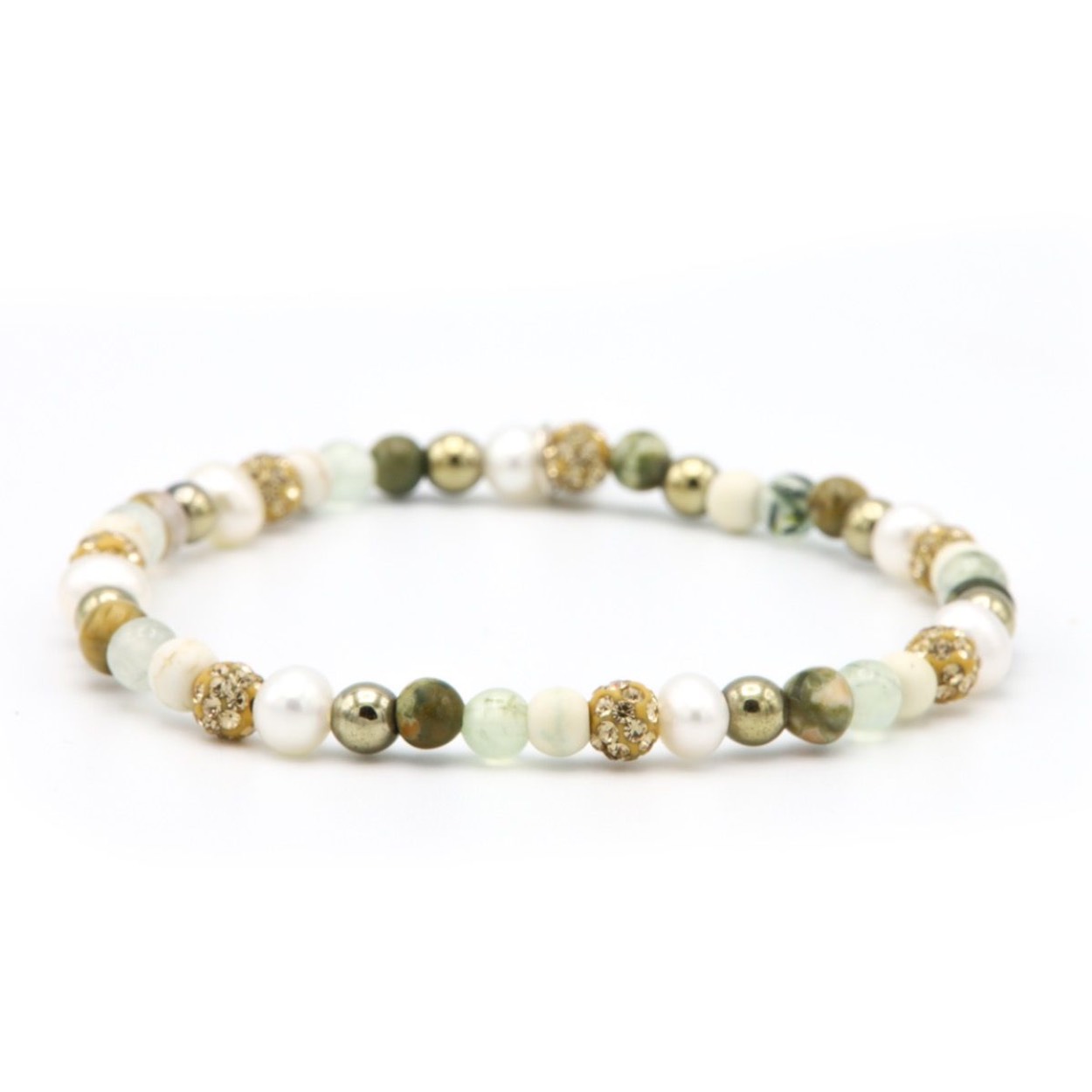 Handgeknoopte elegante smalle armband met verfijnde beads van kristallen en natuursteen.