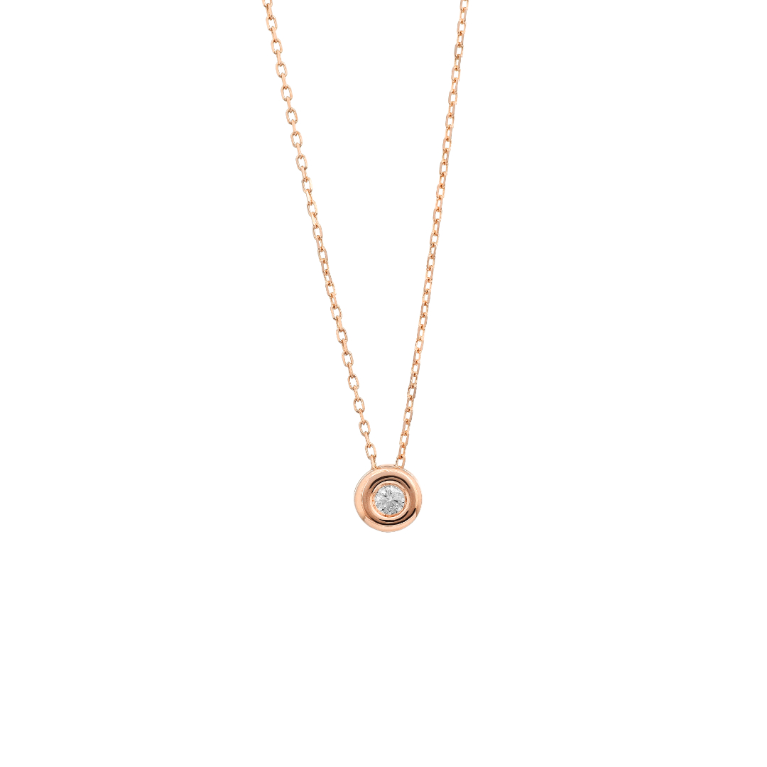 Dit 14-karaats rosé gouden collier heeft een elegante en fijne uitstraling. De briljant geslepen diamant welke zorgt voor een prachtige schittering is gezet in een ronde zetkast. Het totale karaatgewicht is 0,05 en de zuiverheid van de diamant is SI1. Het collier is verstelbaar van 40cm tot 42cm.