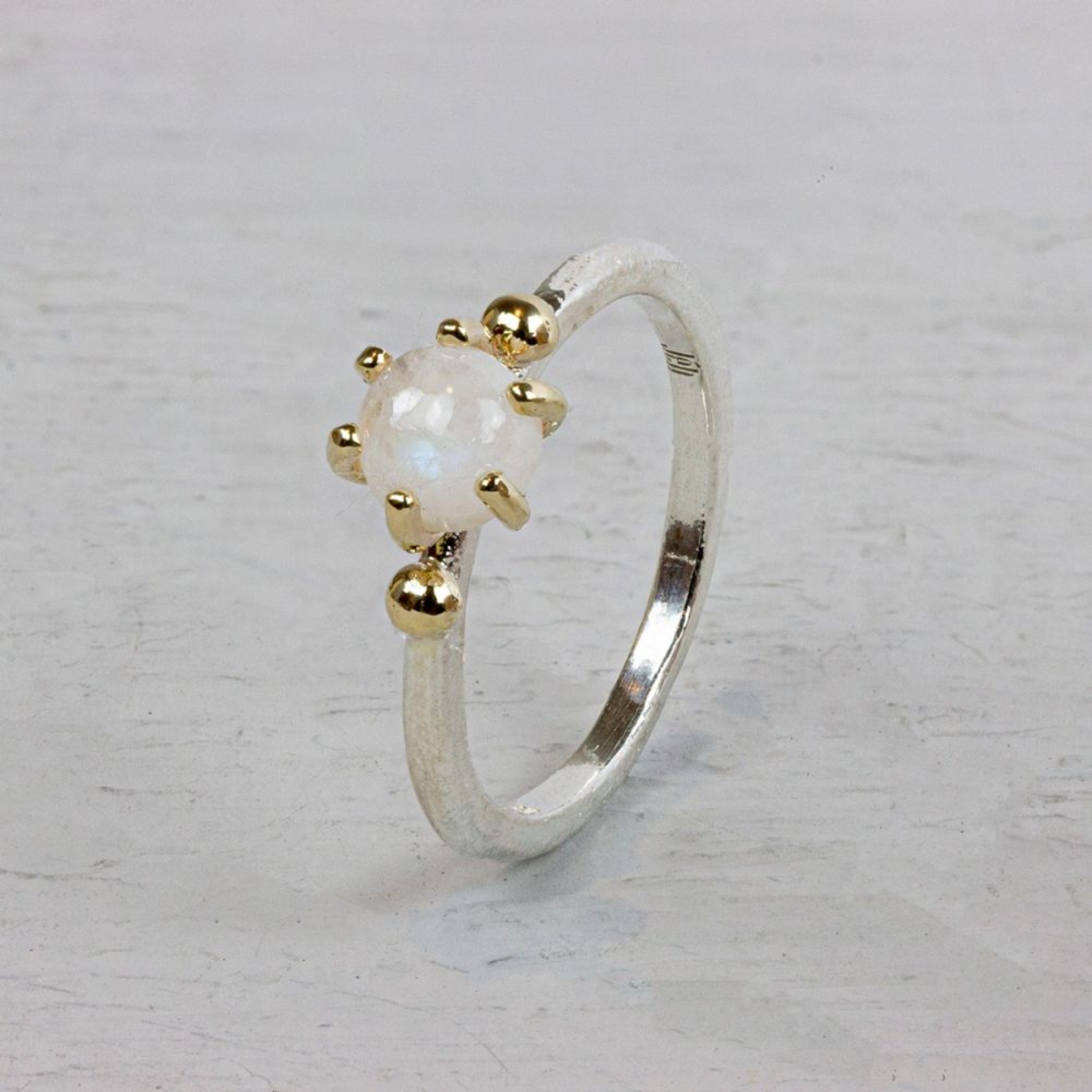 De Jeh ring 9krt/zilver maansteen, modelnummer 20986-58, valt onder de categorie sieraden. Dit prachtige sieraad is een zilveren ring van 8 mm breed. Perfect om dagelijks te dragen voor een subtiele elegantie, of als finishing touch bij speciale gelegenheden. Combineer met andere zilveren accessoires voor een harmonieuze look.