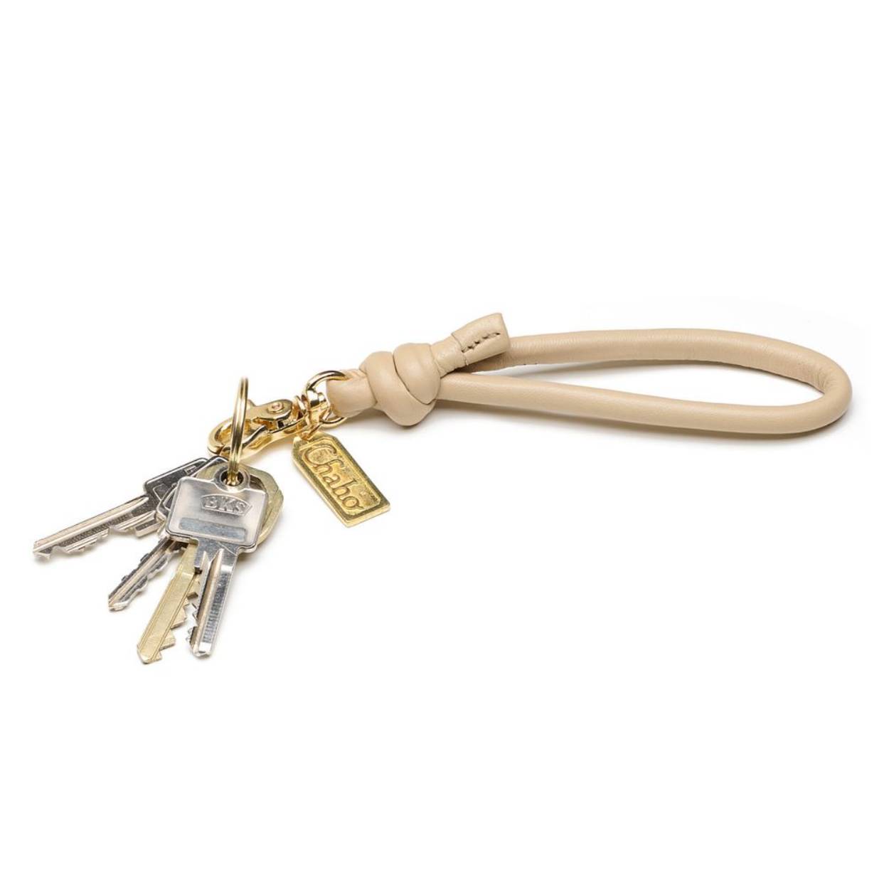 Mooie, opvallende sleutelhanger met knoop van super zacht sheep leather. Inclusief keyring, musketon en chabo logo in Antic Brass. Handig accessoire voor je seutels en opvallend in je tas.