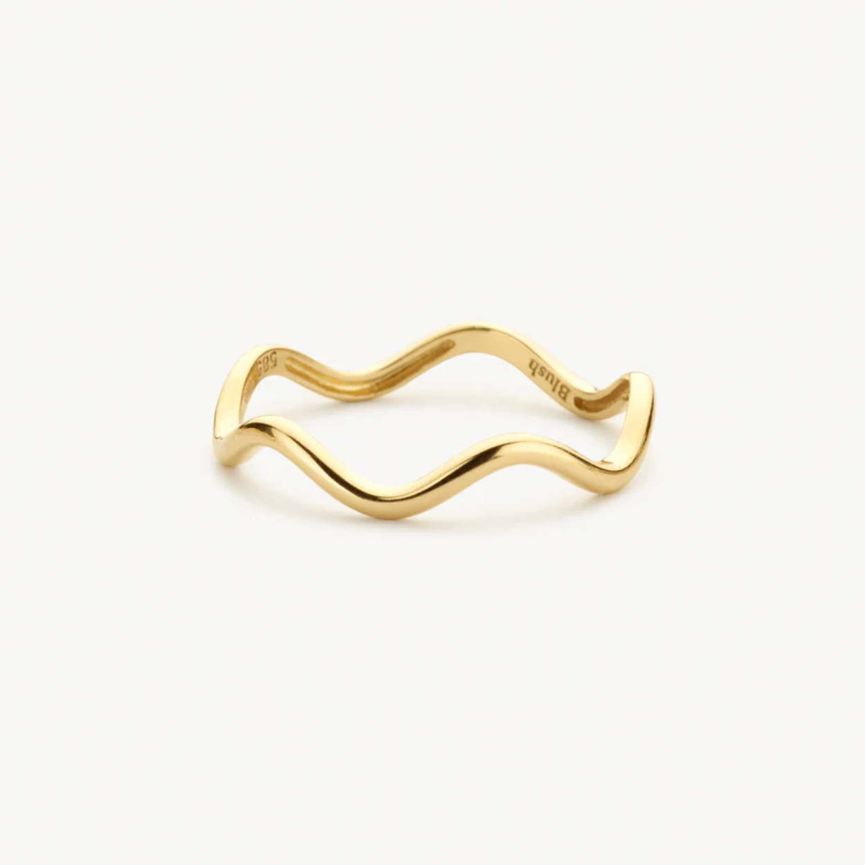 Deze speelse ring van 14k geelgoud springt meteen in het oog door zijn golvende design. De band heeft een doorsnede van 1,3 mm en hoewel deze ring genoeg aandacht trekt op zichzelf past hij het ook heel mooi bij andere (aanschuif)ringen uit onze collectie.