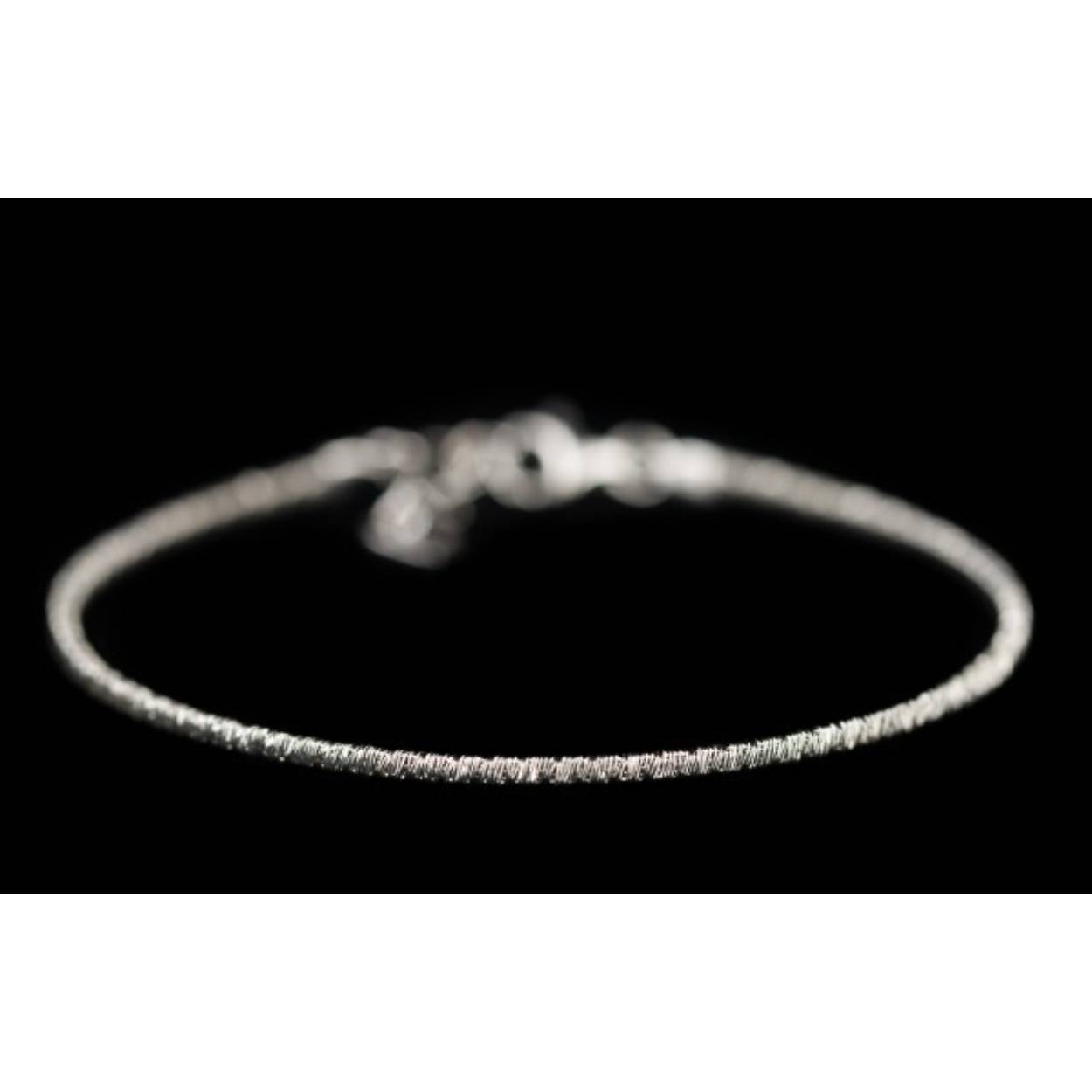 Leuk en verfijnd armbandje van sterling zilver. Te verkrijgen in verschillende diktes en maten en met verlengstuk. Geschikt voor zowel dunnere als bredere pols. Mooi in combinatie met de kleuren goud, grijs of rosé. Sanjoya design.