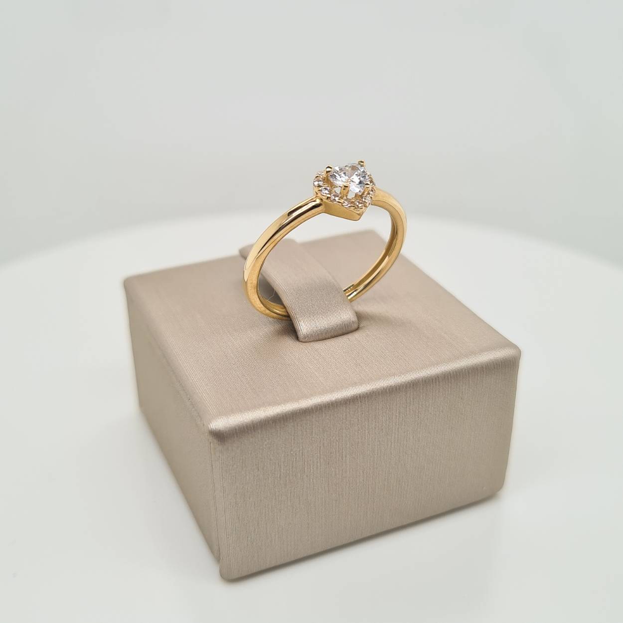 14k Geelgouden ring uitgevoerd met een hart en zirkonia. De ring heeft een breedte van 6.5mm.

Deze ring is maat 52 (16.5), heeft u interesse in een andere maat? Neem dan contact met ons op
