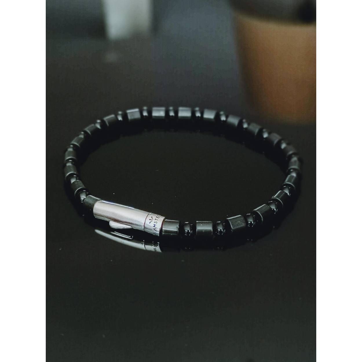 Naam: 'Nhean' is Cambodjaans en betekent 'instinctief'.

Voeg wat kleur en een stijlvolle doch relaxte vibe toe aan je look met de Nhean-kralenarmbanden. Deze armband is gemaakt van onyx, een steen die staat voor bescherming en emotionele en fysieke kracht.