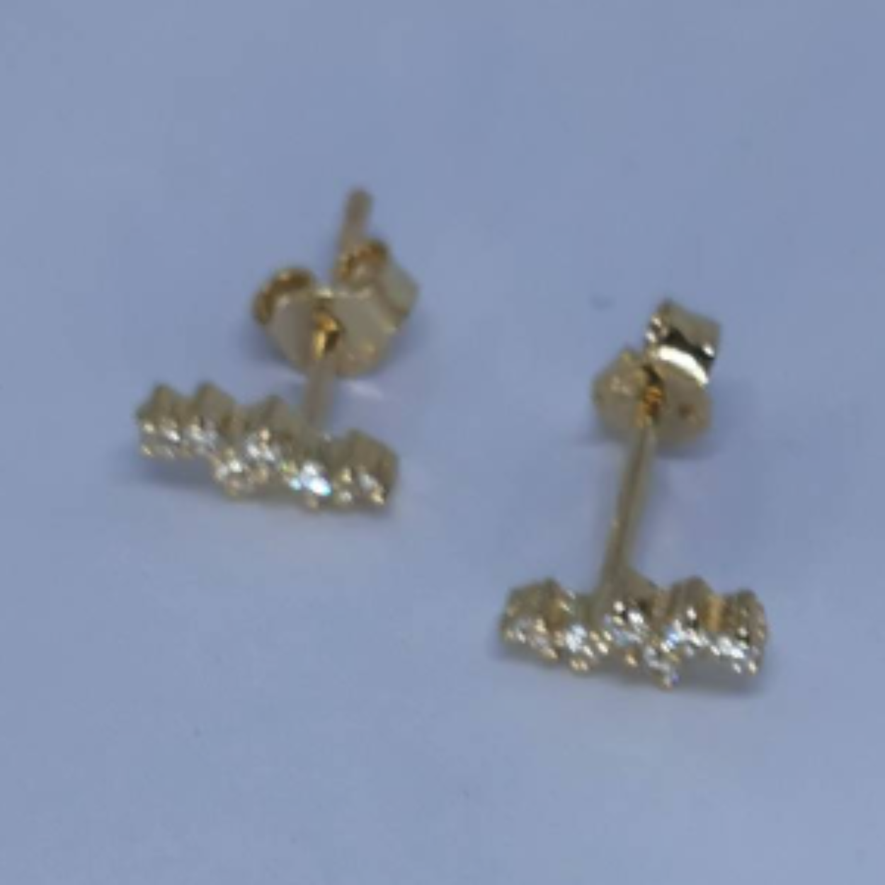14 Karaat geel gouden oorstekers met zes briljant geslepen zirkonia's gezet in fantasie zetting.

Leuk om te combineren met de ring EBRZ0034.

Deze oorstekers zijn ook leverbaar met briljant geslepen diamanten, zie artikel EBOD0006.