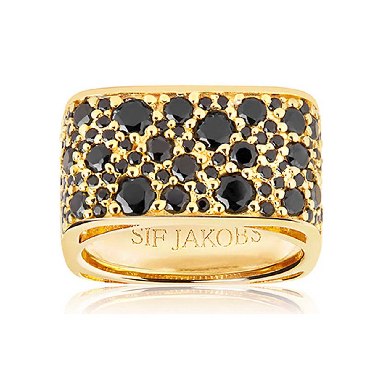Deze ring is van het merk Sif Jakobs. De kleur van het sieraad is geelgoud. Dit sieraad bevat de edelsteen: zirconia. De kleur van deze edelsteen is: zwart.