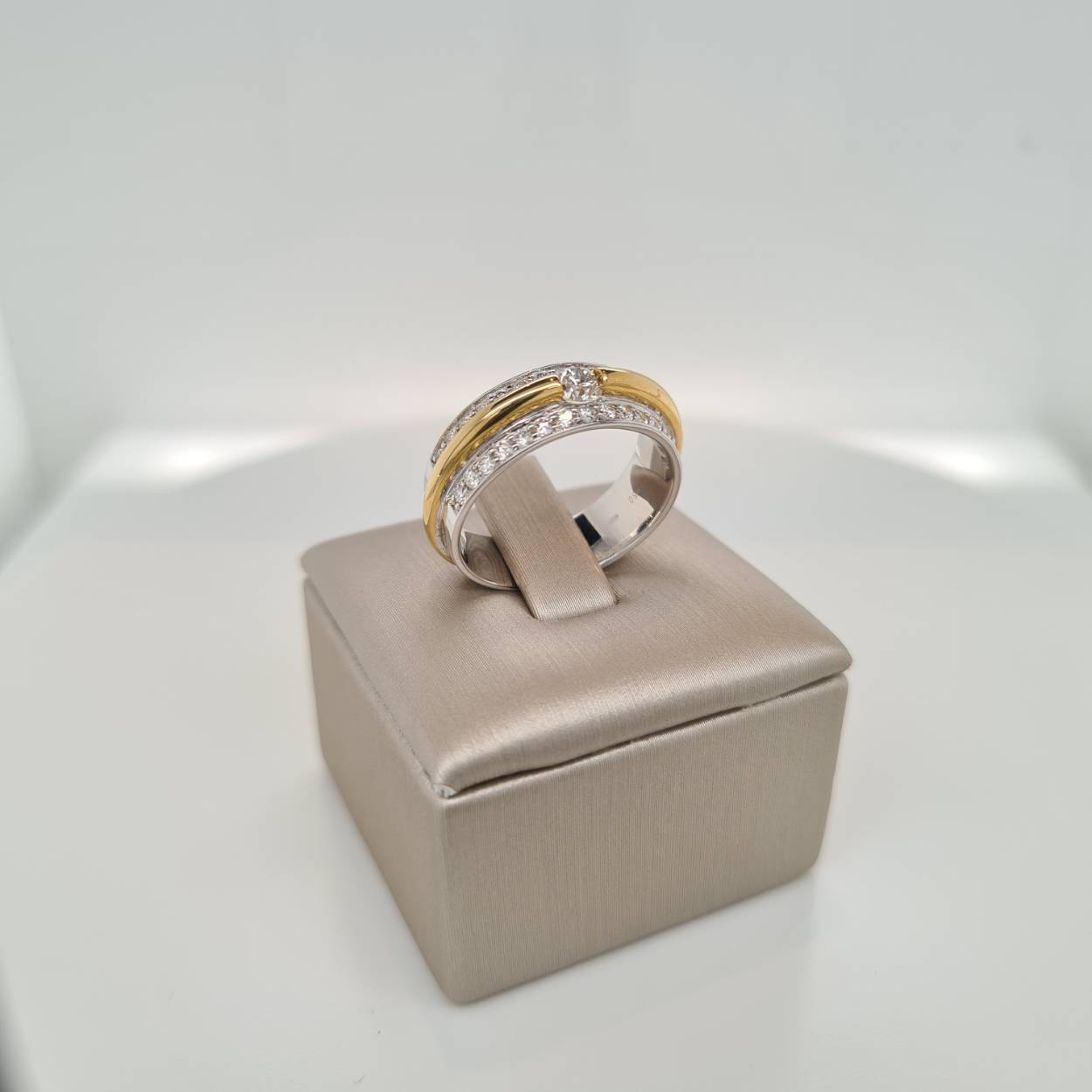 Prachtige 18krt gouden ring met diamant, 0,80crt H Si. De maat van de ring is 54 (17 1/4). Heeft u een andere ringmaat, neem dan gerust contact met ons op.