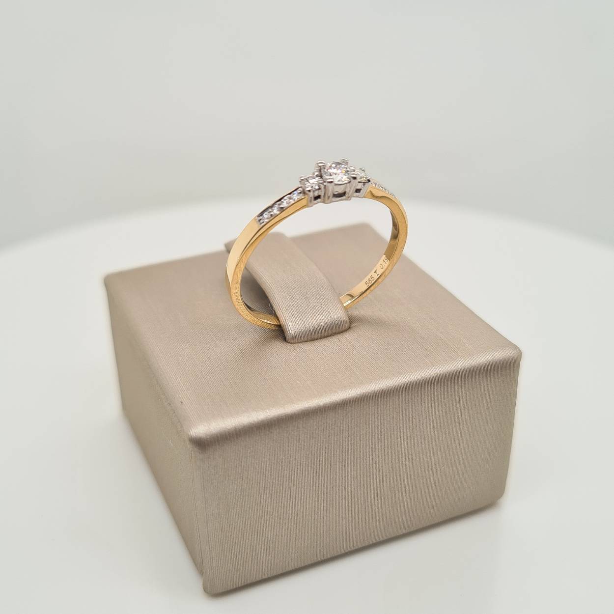 Prachtige 14krt gouden ring met diamanten 0,19crt H Si.

Deze ring is maat 55 (17,5), heeft u interesse in een andere maat? Neem dan contact met ons op.