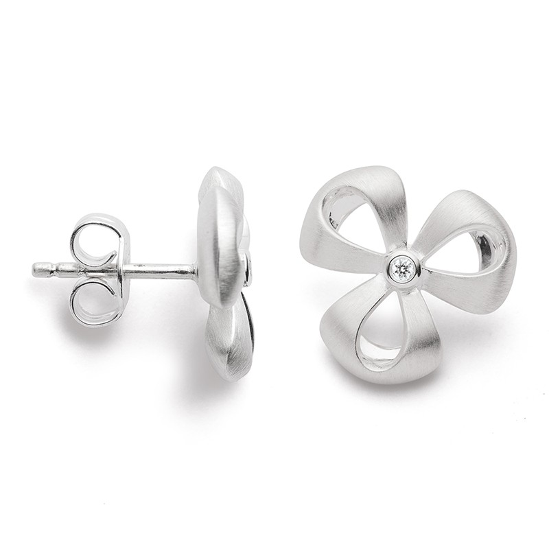 De zilveren sieraden van Bastian Inverun zijn van hoogwaardige kwaliteit met gebruik van de beste materialen zoals; zilver, diamant, parels en edelstenen. Bastian staat voor sieraden gemaakt naar de laatste trends en Inverun staat in het Latijn voor ingenieus, echt en uniek! De sieraden collectie wordt in samenwerking met diverse topontwerpers uit de sieradenwereld vervaardigd.