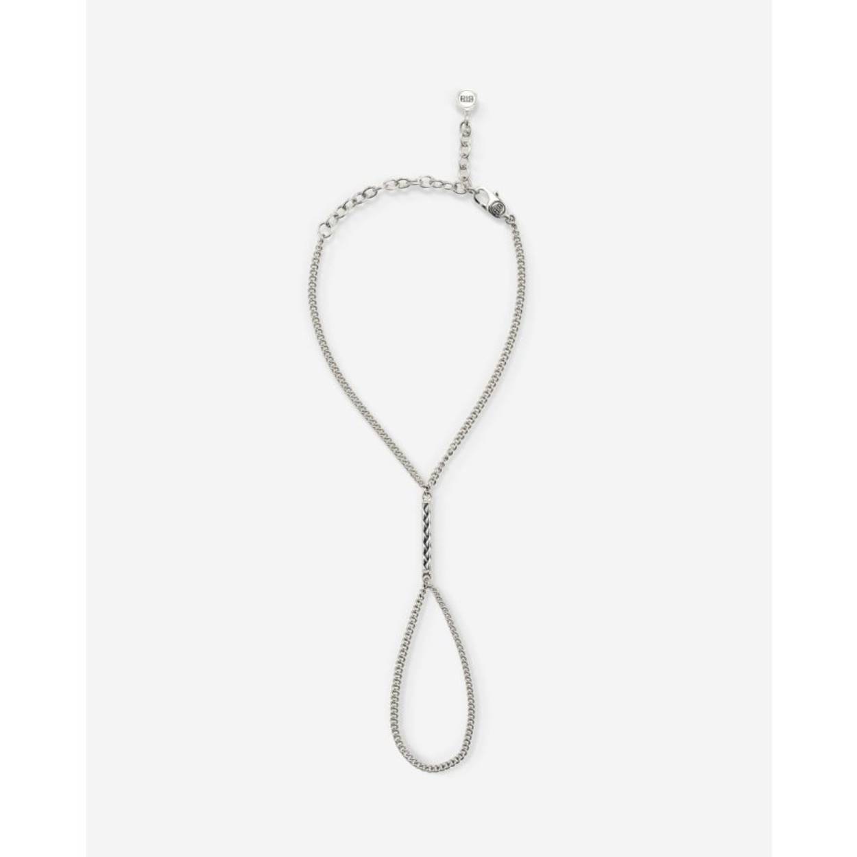 Product 033 C-E - Handchain George Silver bevat een prachtige armband uit de categorie sieraden. Gemaakt van 925 sterling zilver, met een zilverkleurige afwerking en een juweelgrootte van 160. Deze nieuwe staatssieraden zijn perfect te dragen als een stijlvol accent om de pols. Voeg elegantie toe aan elke outfit met deze tijdloze armband.