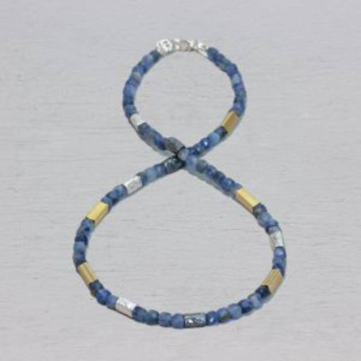Collier uit de collectie van Jéh Jewels, gemaakt van 925 sterling zilver, geoxideerd zilver, Goldfilled en Kyaniet. Kyaniet is blauw van kleur en "The perfect match" bij al je favoriete spijkerbroeken. Draag haar samen met het bijpassende armband!