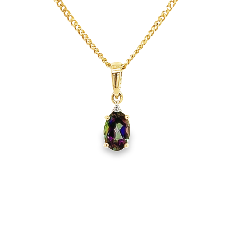 Deze geel gouden hanger bevat een schitterende Mystic Green Topaas. De kleursteen is gezet tussen vier gouden zetpoten met daarboven een klein diamantje. Een prachtige subtiele hanger voor een kleurrijke gelegenheid.

Note: het kettinkje hoort niet bij de hanger, deze is enkel gebruikt voor de foto.